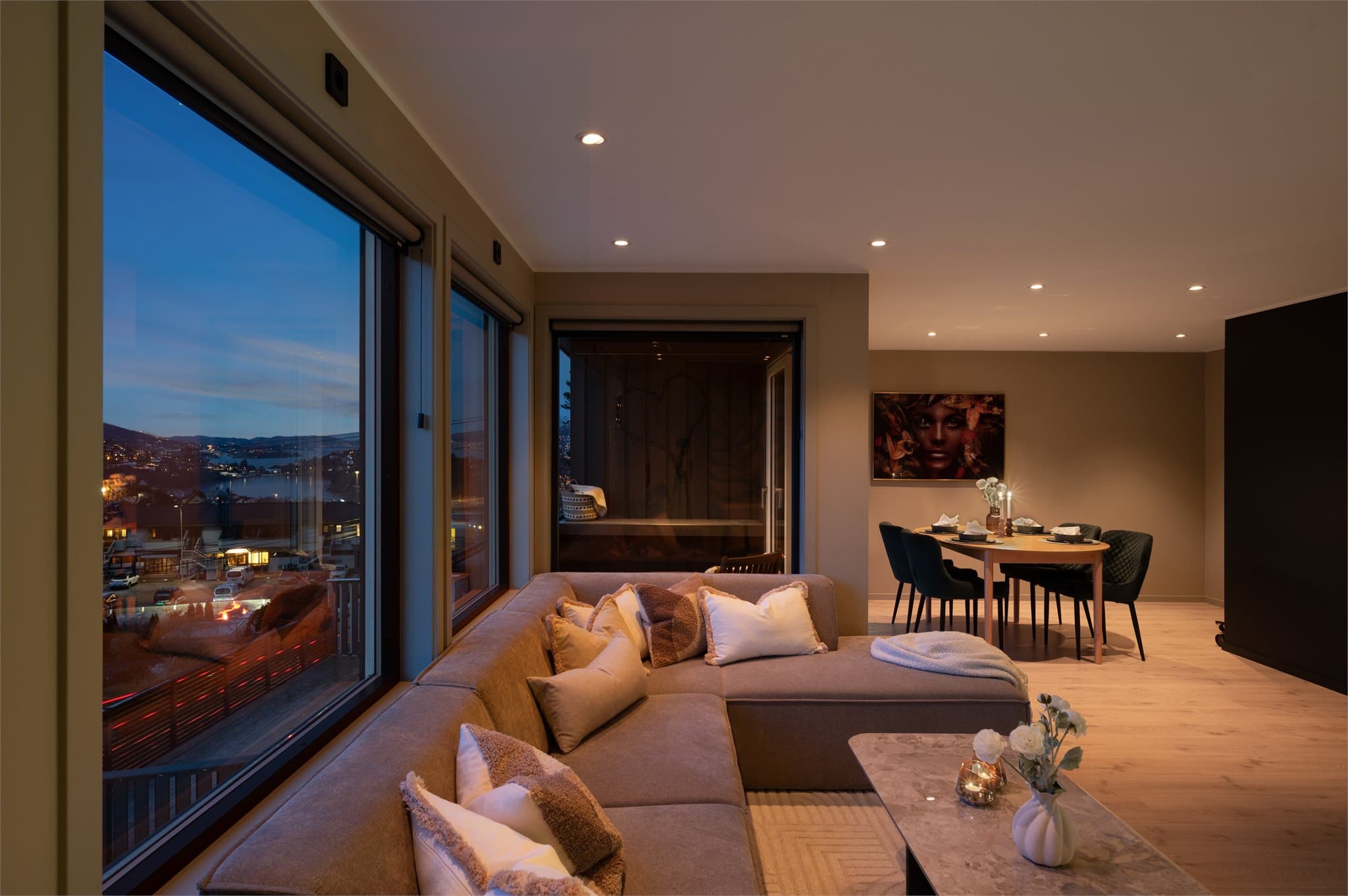 - Stuen måler 30,3m² og utformingen gjør det enkelt å innrede med sofa- og spisegruppe i hver sin naturlige sone -