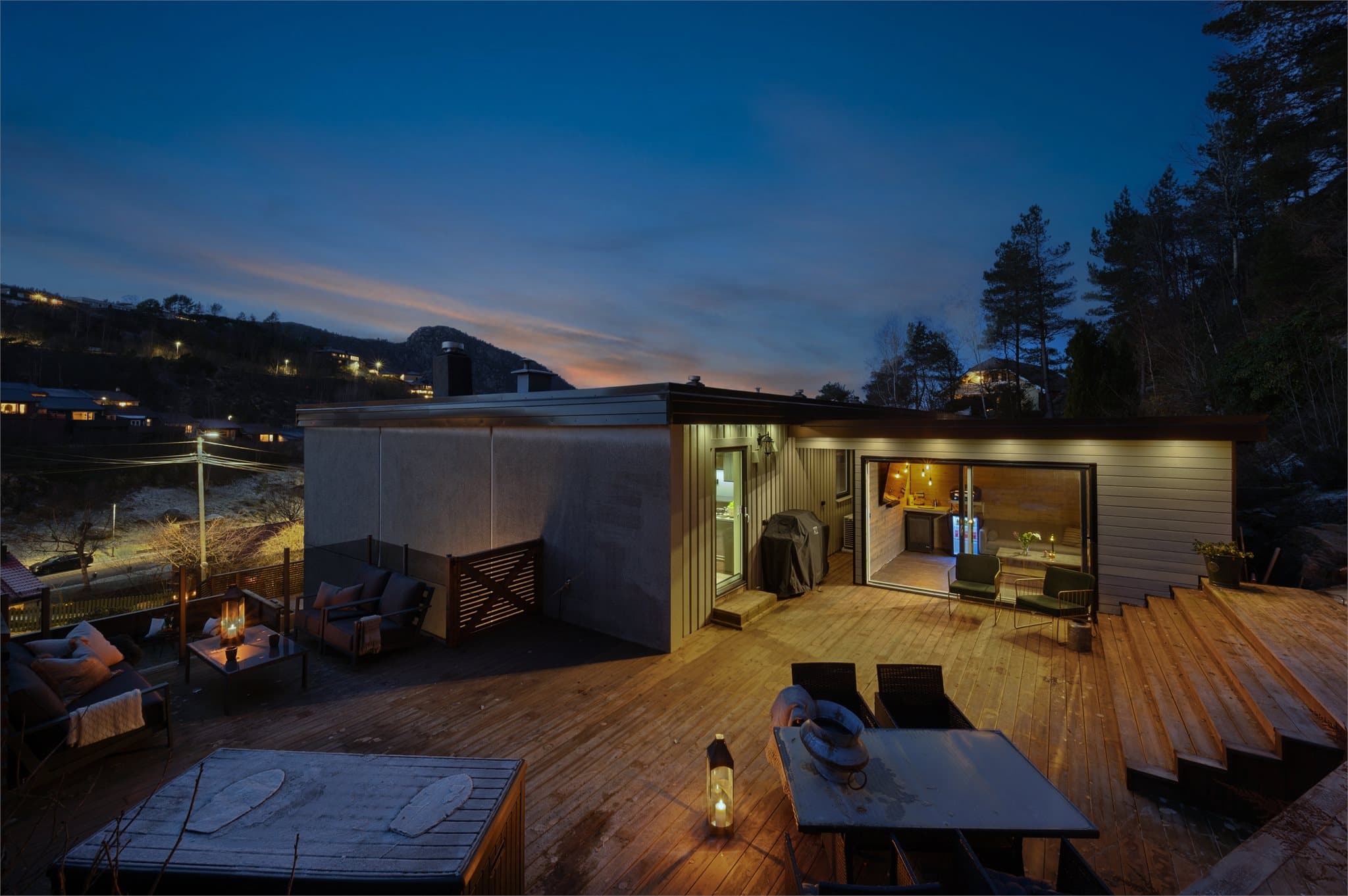 - Det er parkering i garasje med elbil-lader og en bilplass foran garasjen -