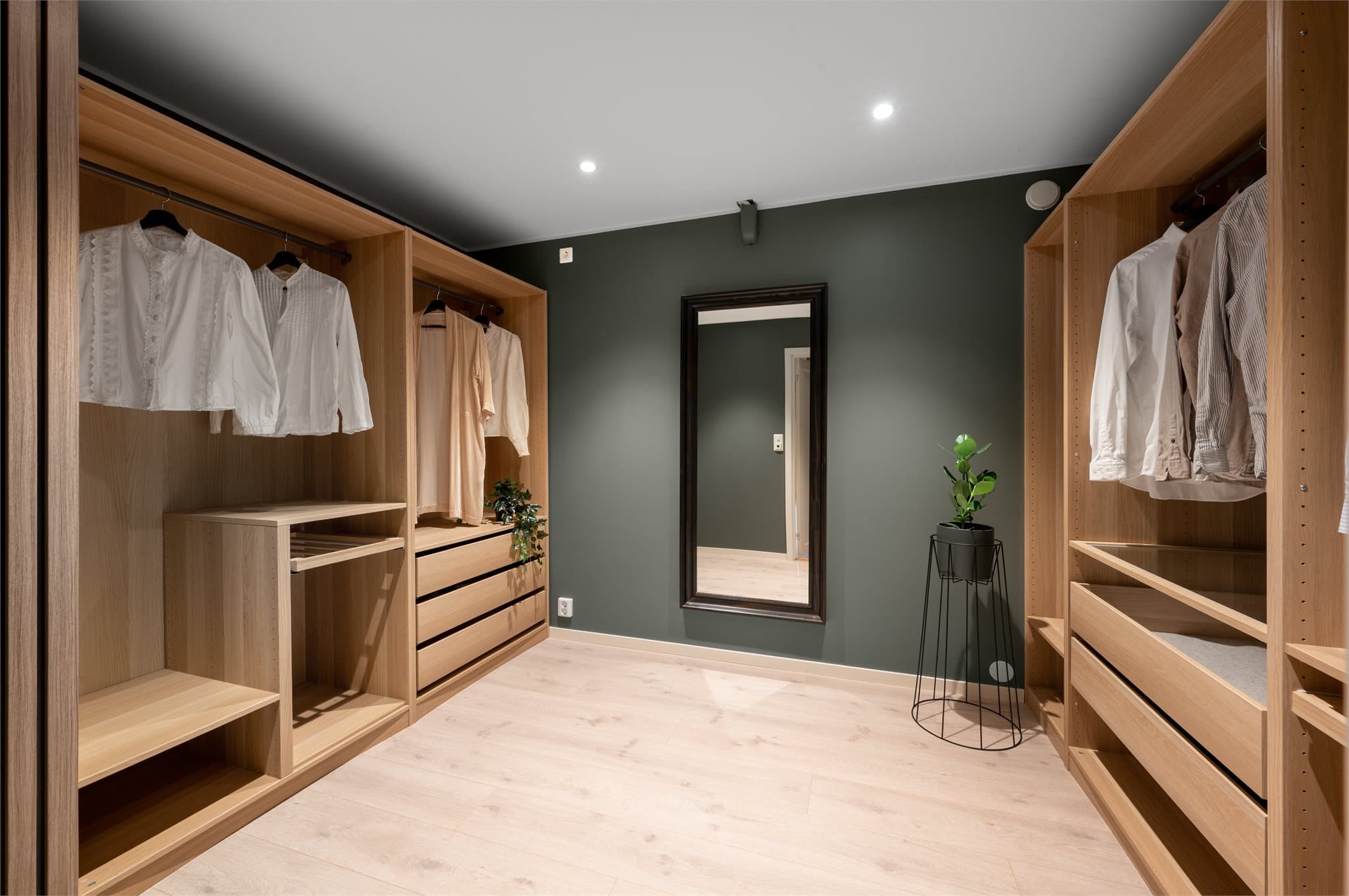 - Svært praktisk med eget omkledningsrom som måler 8,6 m² -