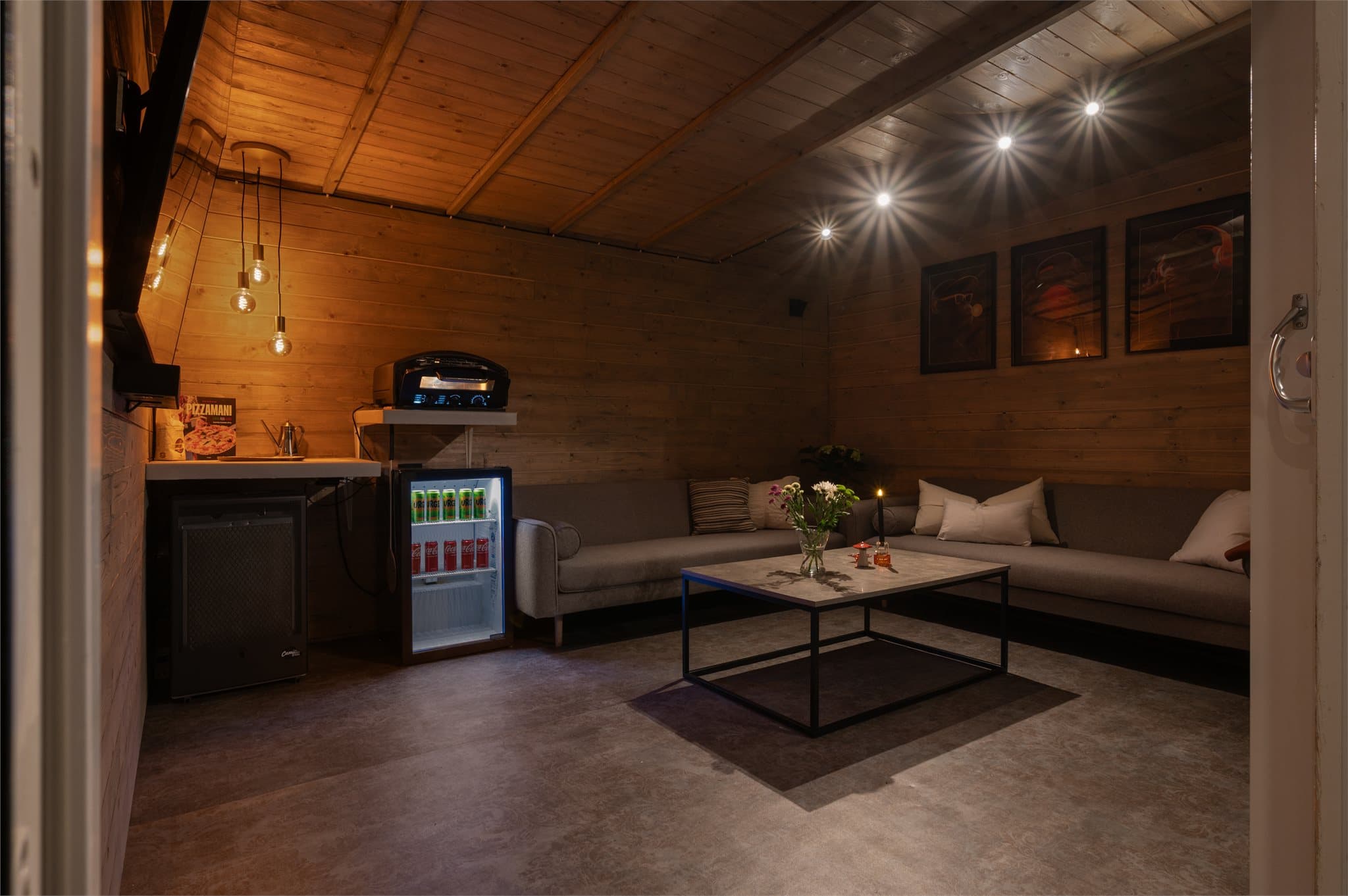 - Sommerstuen måler 14,5m² og ble bygget i 2025 -