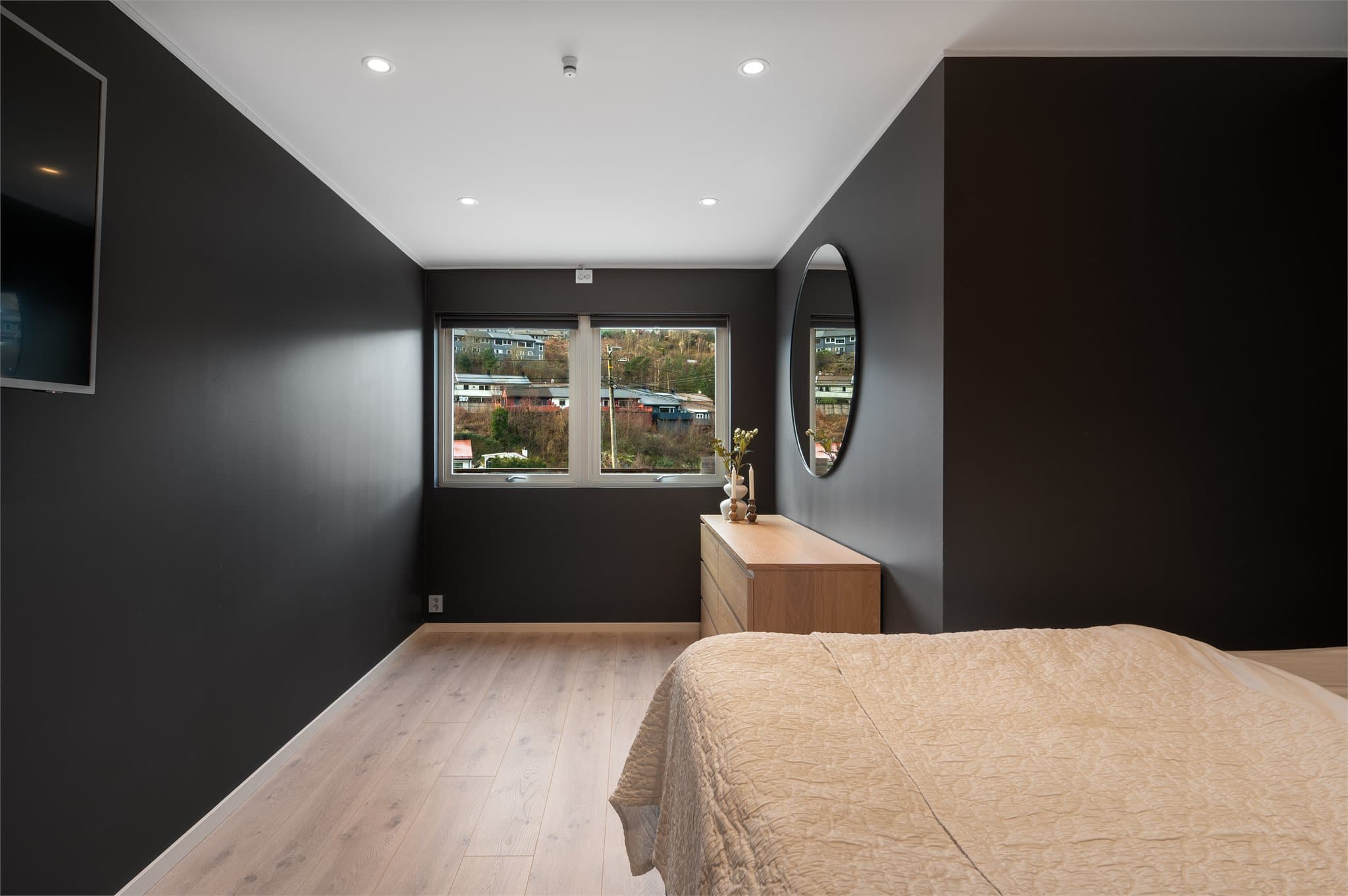 - Her har man god plass til dobbeltseng i ønsket størrelse og tilhørende møblement -