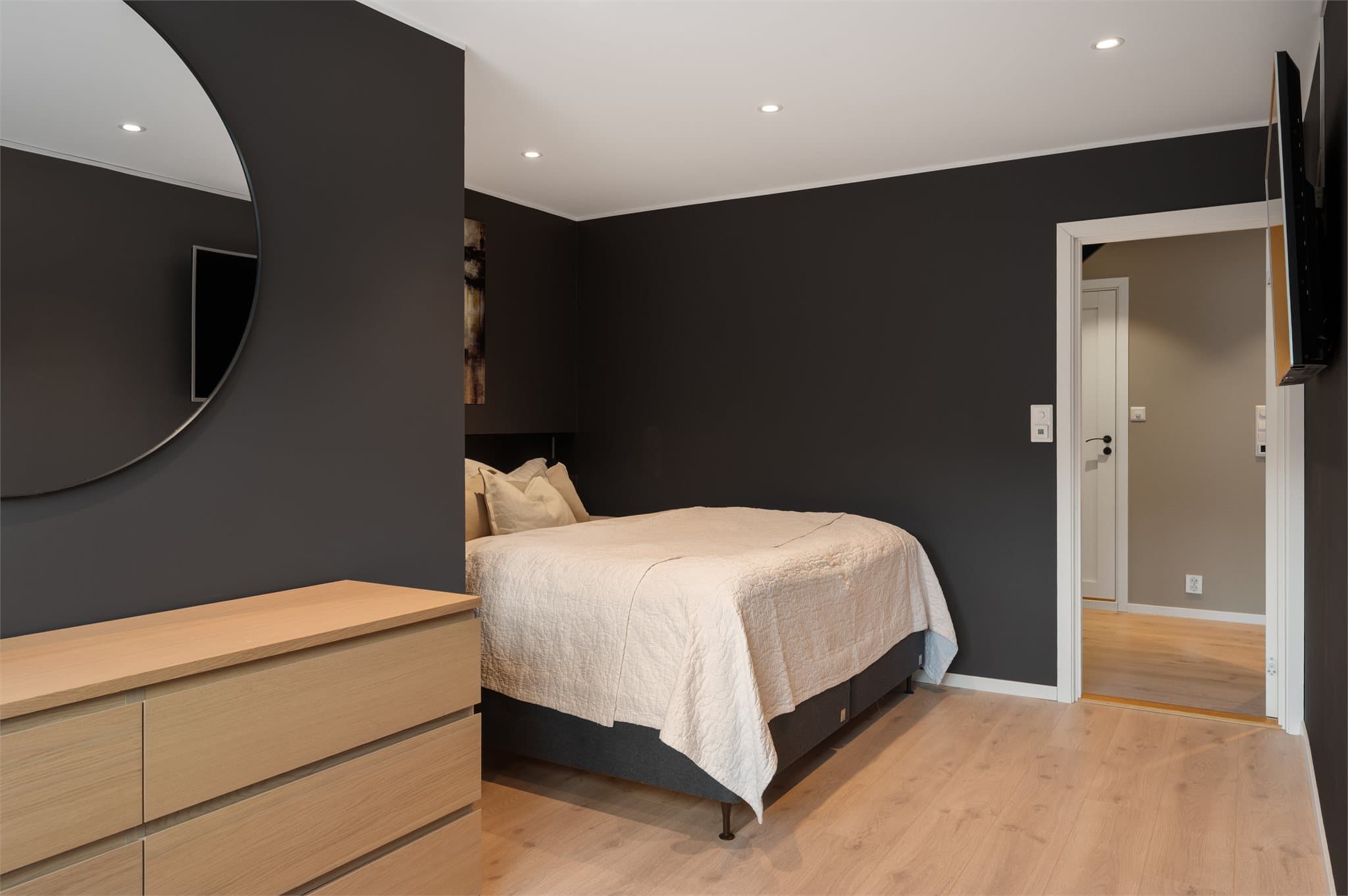 - Det er gulvvarme på alle rom i underetasjen med unntak av omkledningsrom, vaskerom og toalettrom -