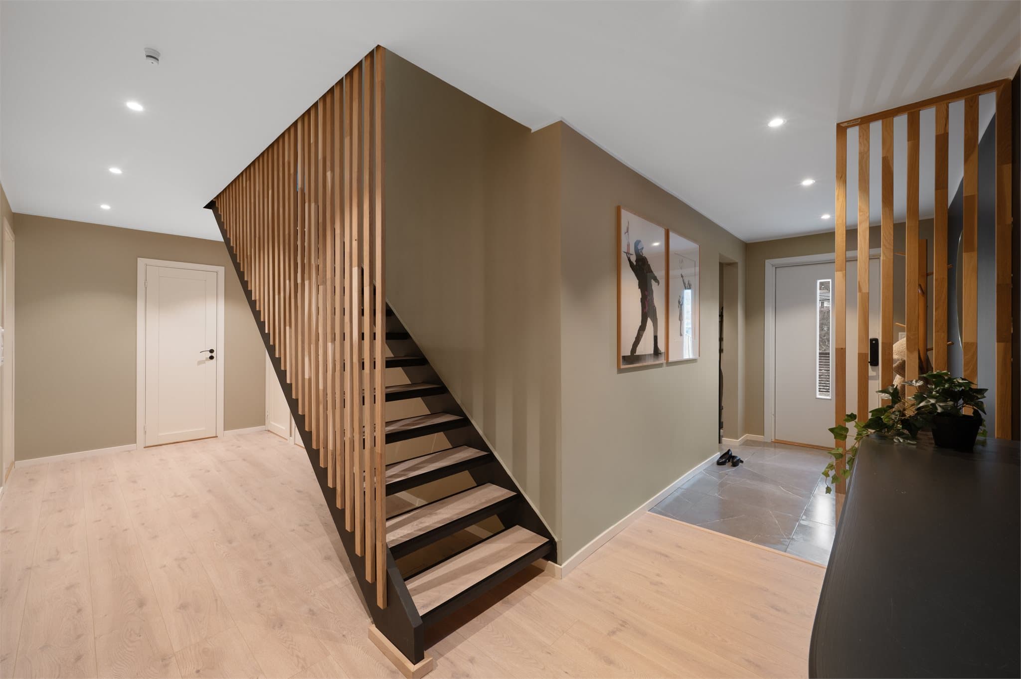 - Boligen har eget vaskerom som måler 4m² med rør i rør system fra 2020 og vinylgulv, smartbereder og benkeplate fra 2022 -