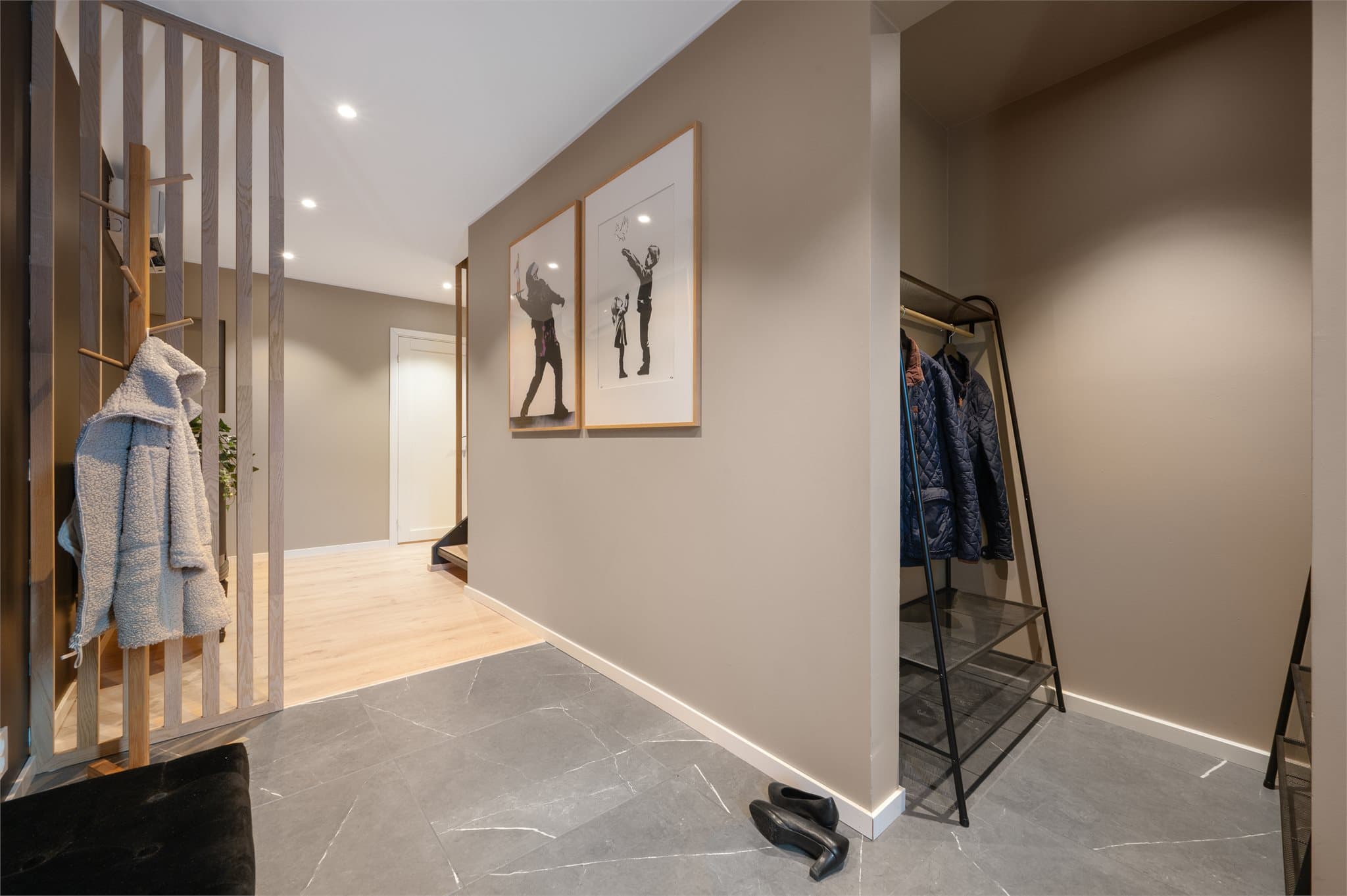 - Du blir ønsket velkommen hjem til en romslig entré/gang som måler 19,1m² med tilhørende garderobe på 1,5m² -