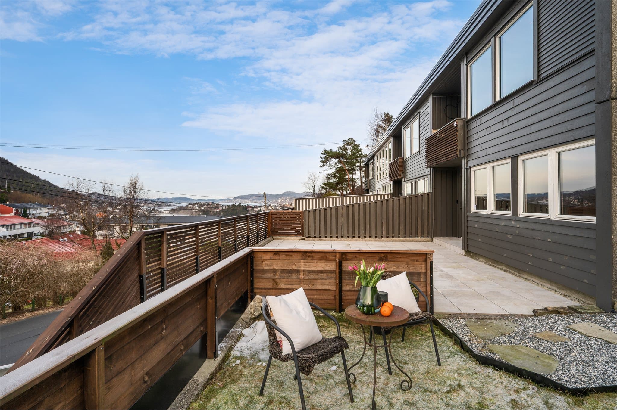 - Herfra kan du nyte den flotte utsikten ut mot majestetisk natur -