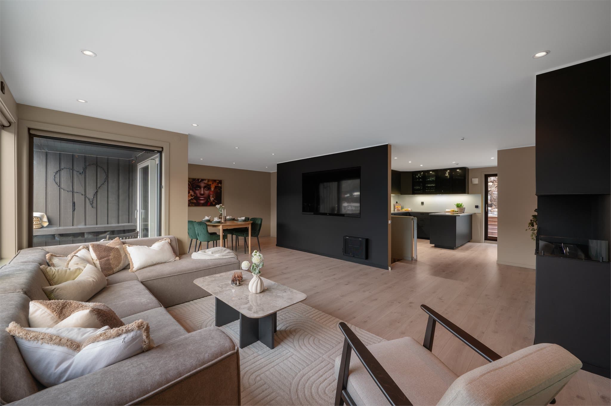 - Gjennomgående lik laminat på gulv gir en rød tråd gjennom boligen og skaper et nydelig helhetsinntrykk -