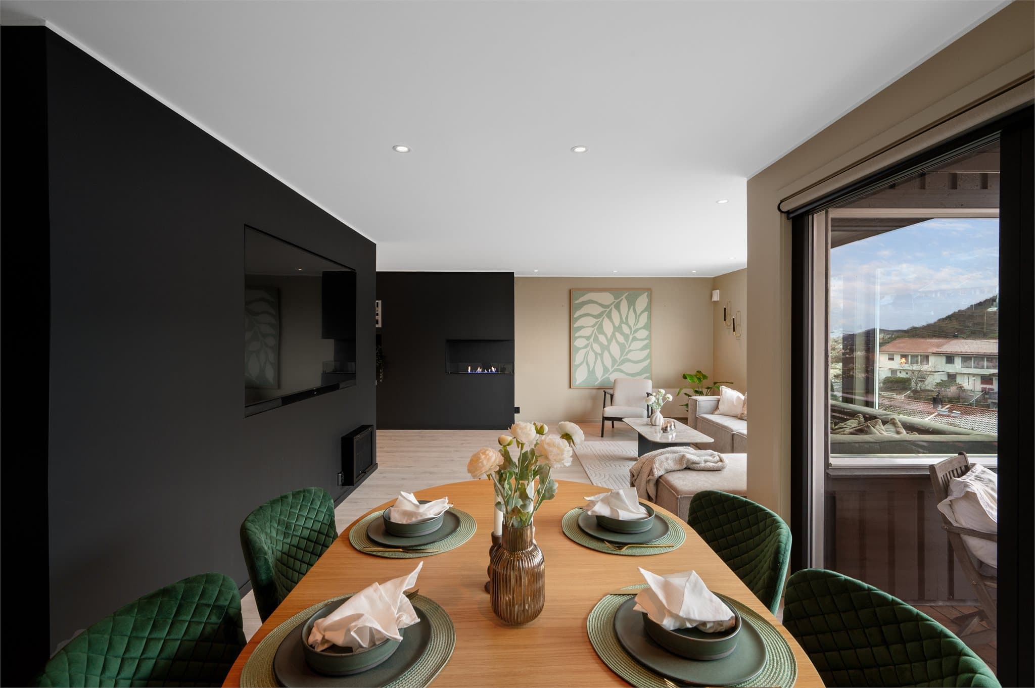 - Boligen har ildsted med biobrensel fra 2021 og varmepumpe - dette bidrar til lavere strømutgifter og ekstra hygge -