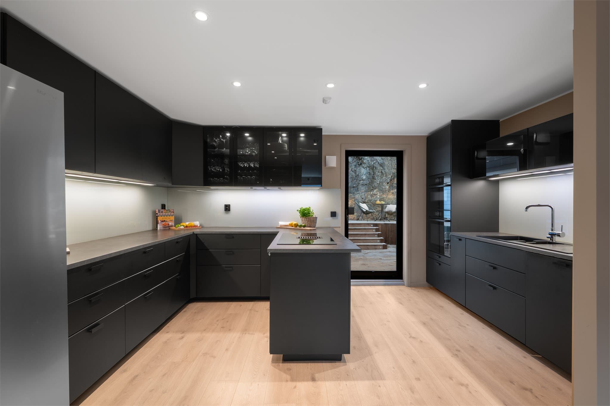 - Ny eier får gleden av integrert platetopp m/induksjon, stekeovn, mikrobølgeovn og oppvaskmaskin -