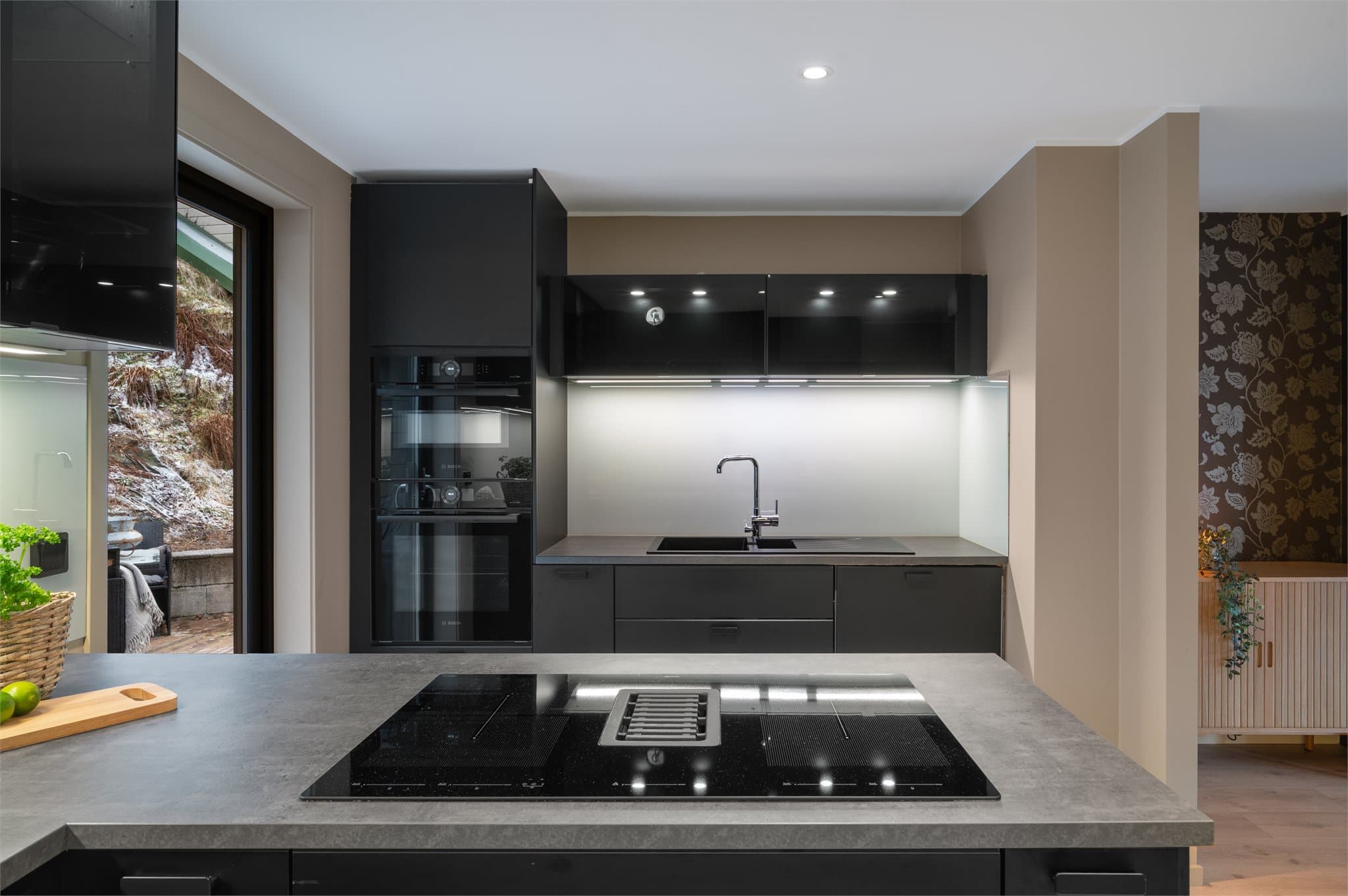 - Godt med skap- og benkeplass gjør matlagingen til en drøm -