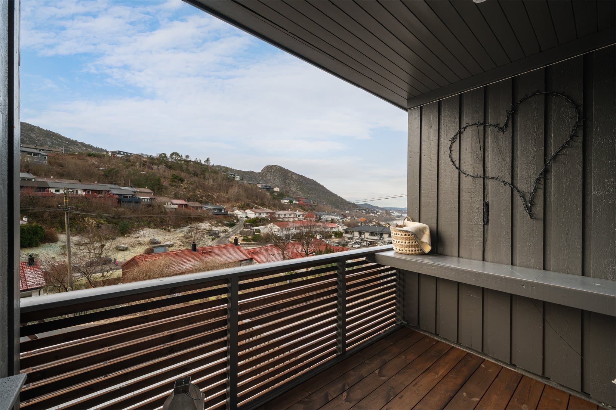 - Fra stuen er det direkte adkomst til en herlig balkong som måler 5m². Nye terrassebord fra 2024 -