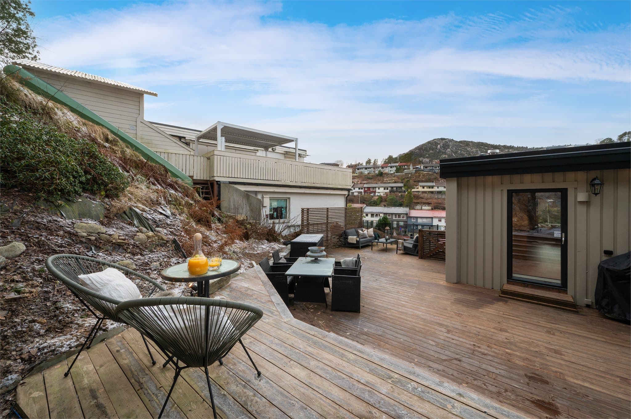 - Tomten har svært gode solforhold med sol fra ca. 11:30 -21/22 midtsommers -