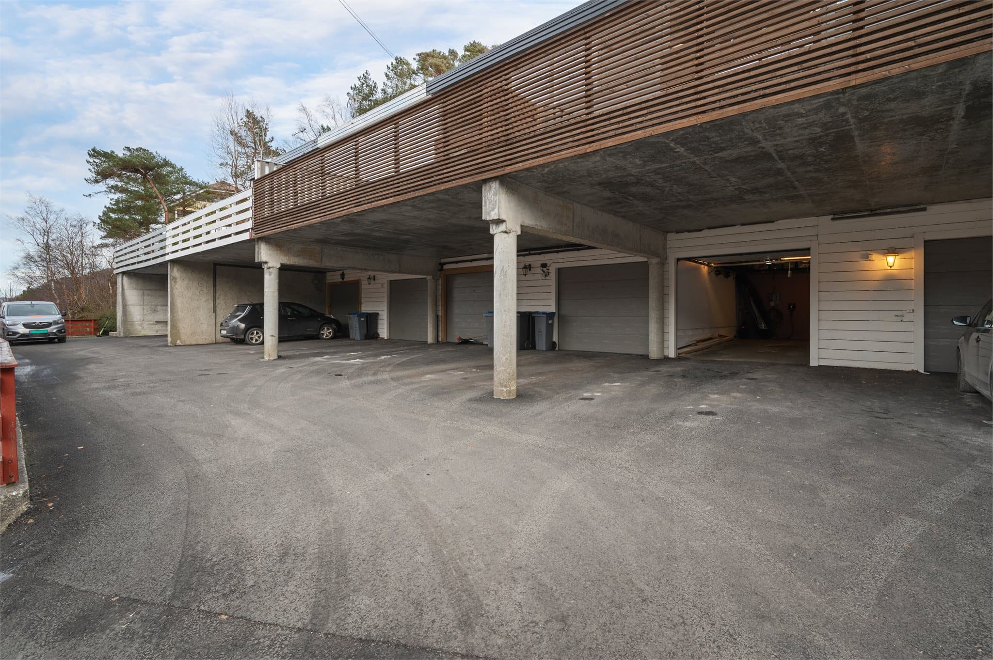 - Tilhørende boligen er det en garasje m/bod som måler 35m². Innkjørselen ble asfaltert i 2024 -