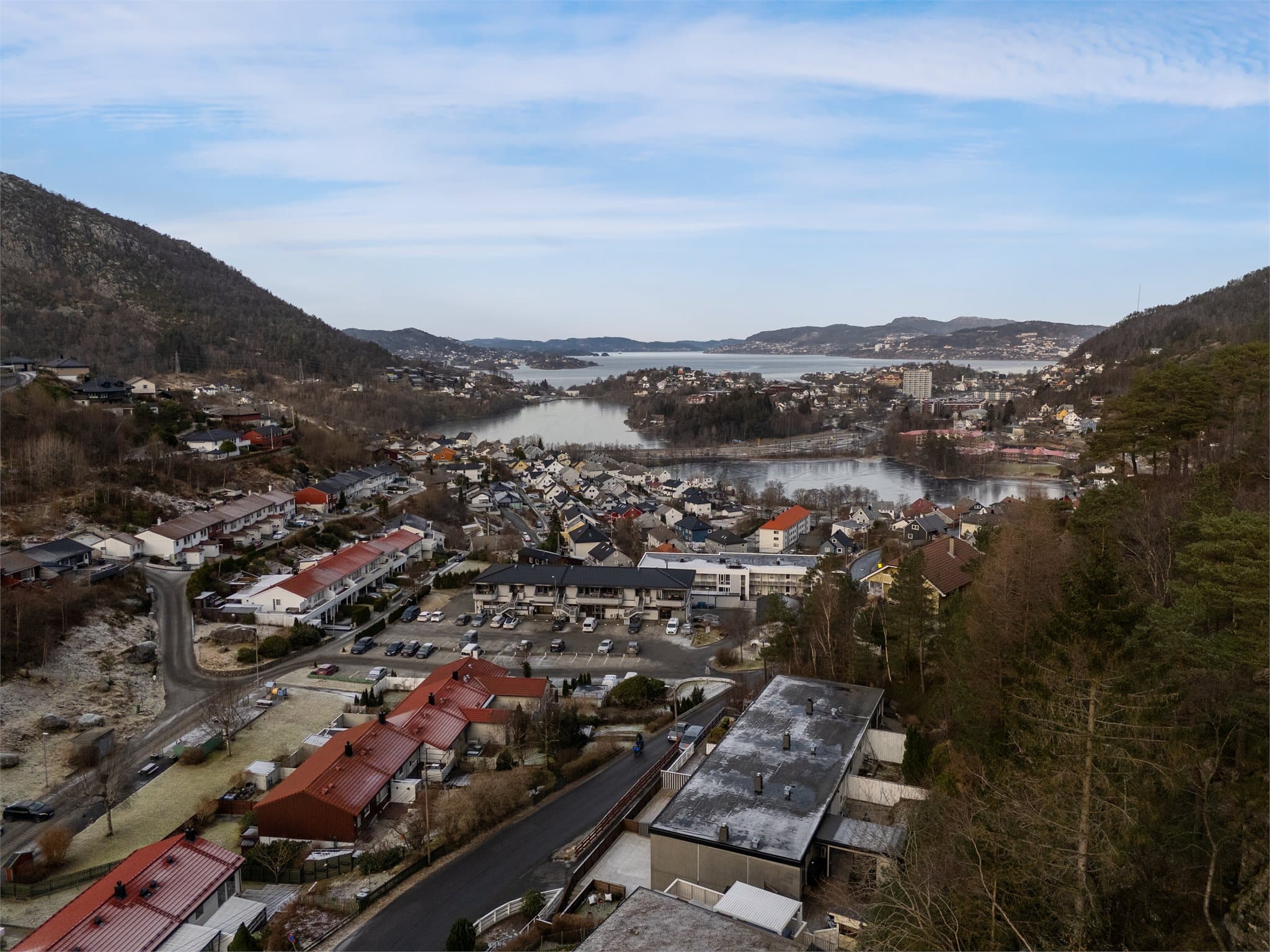 - For den aktive er det kort avstand til både Nipedalen borettslag og Laksevåg idrettshall for ballspill og andre aktiviteter -