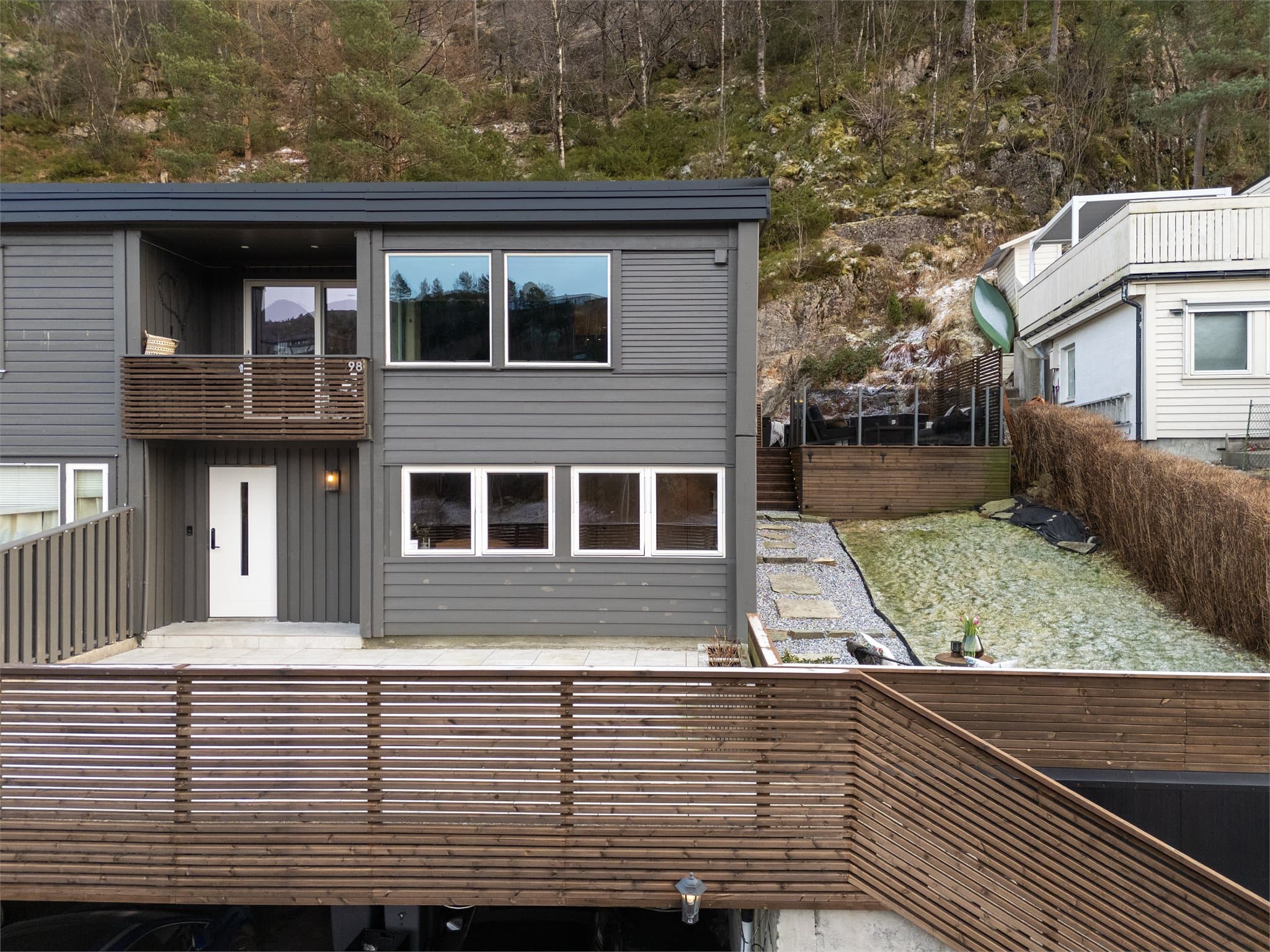 - Fasaden på fremsiden av boligen ble malt i 2024 og baksiden i 2025 -