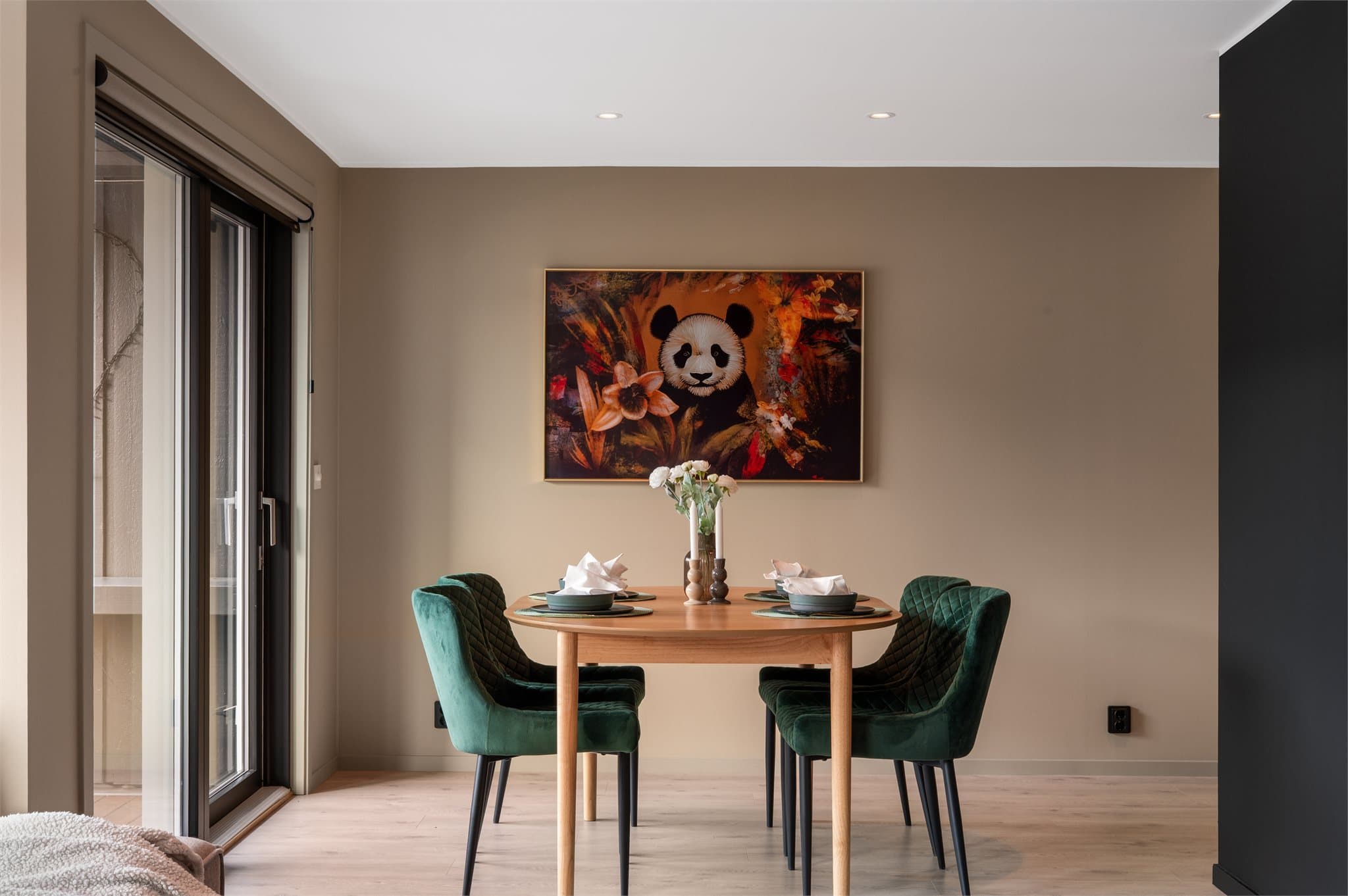 - Her har man godt med plass til en hyggelig spisestue -