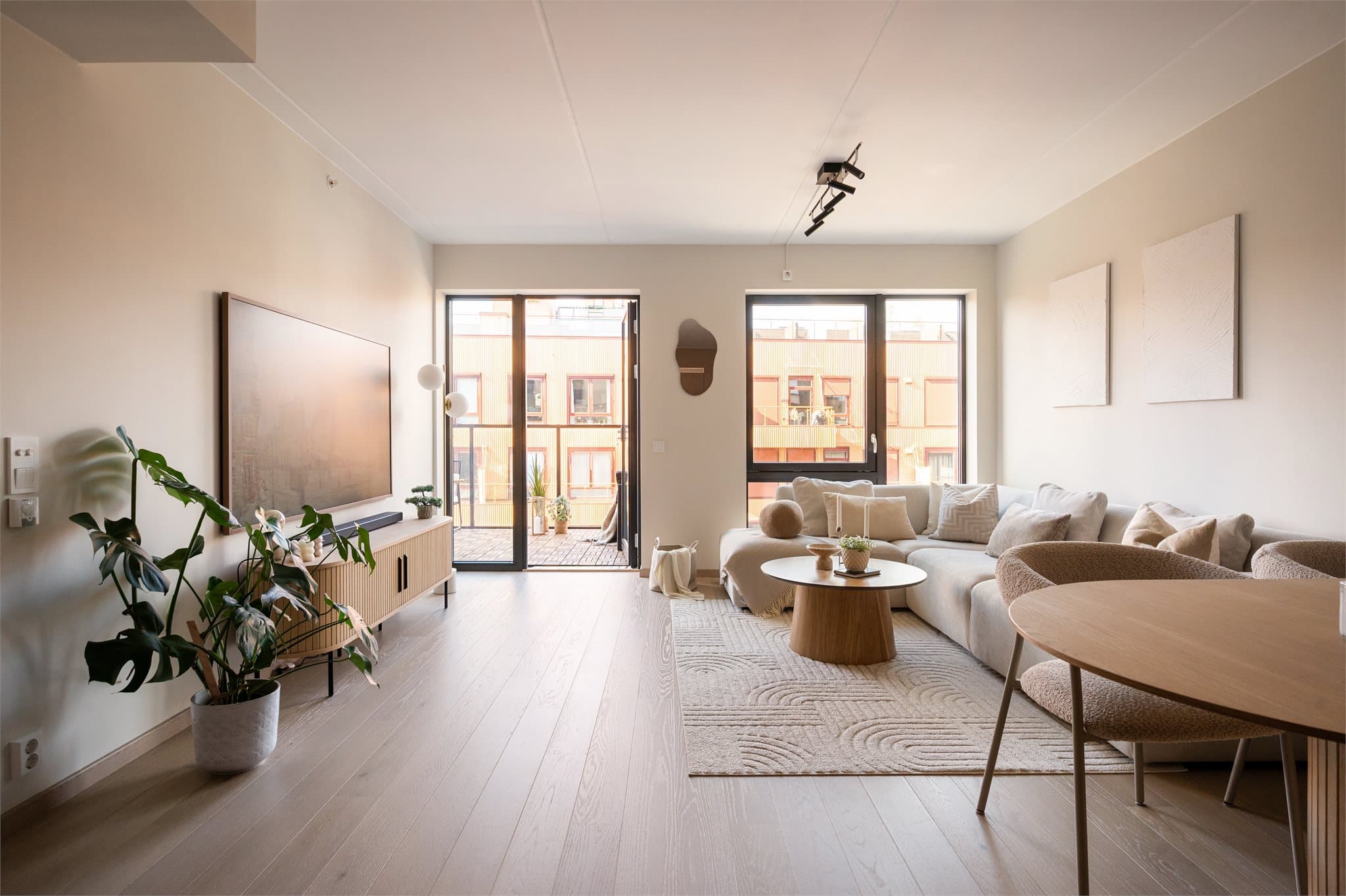 Hjørneleiligheten ble ferdigstilt i 2024 og fremstår som både moderne og gjennomført med eksklusive detaljer.