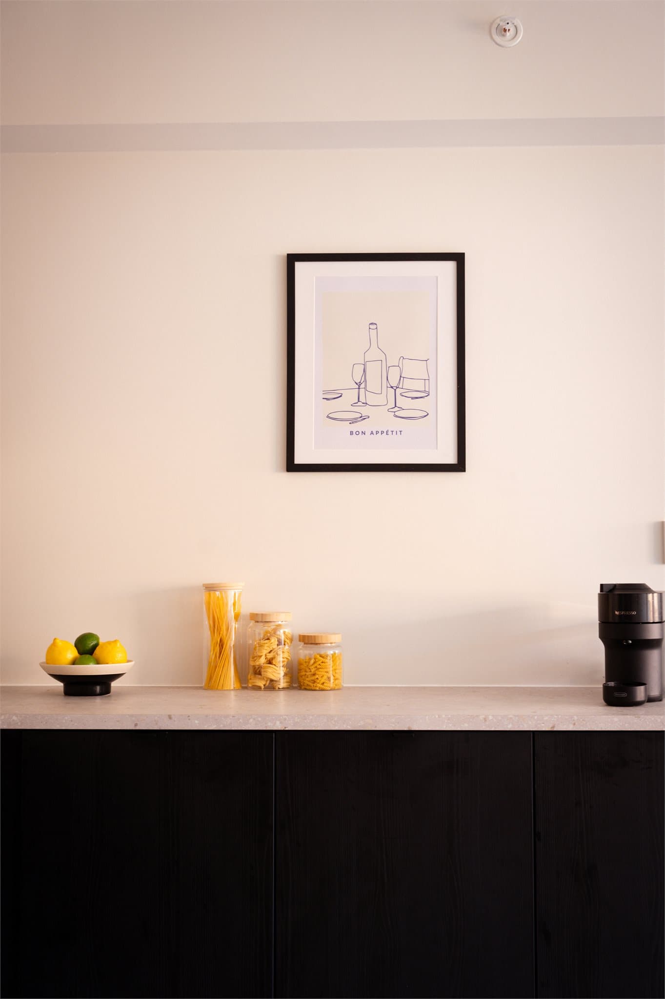 Kjøkkenet har fine kontraster og rene linjer.