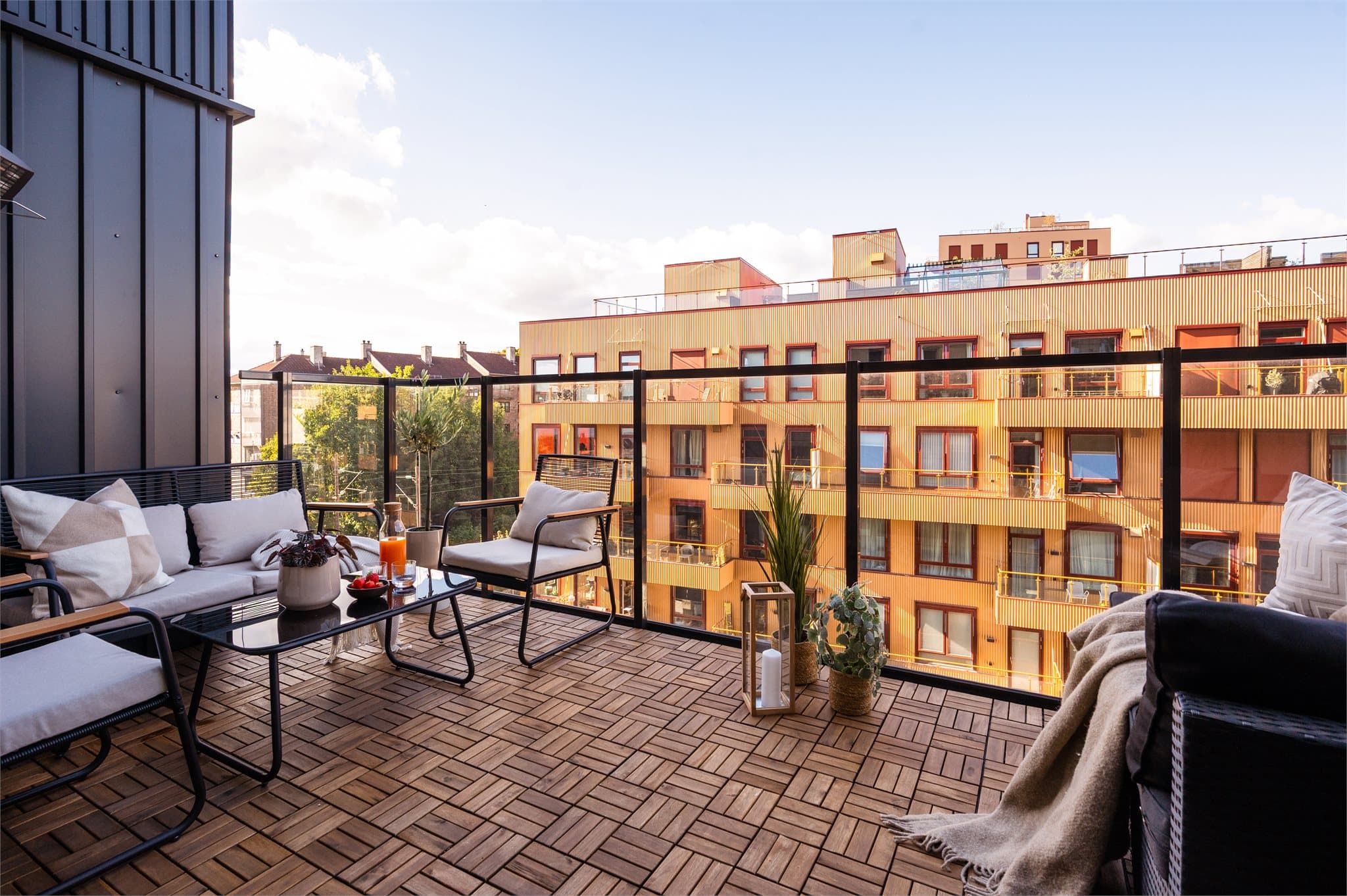 Stor og møbleringsvennlig balkong, perfekt til både avslapping og sosiale sammenkomster.