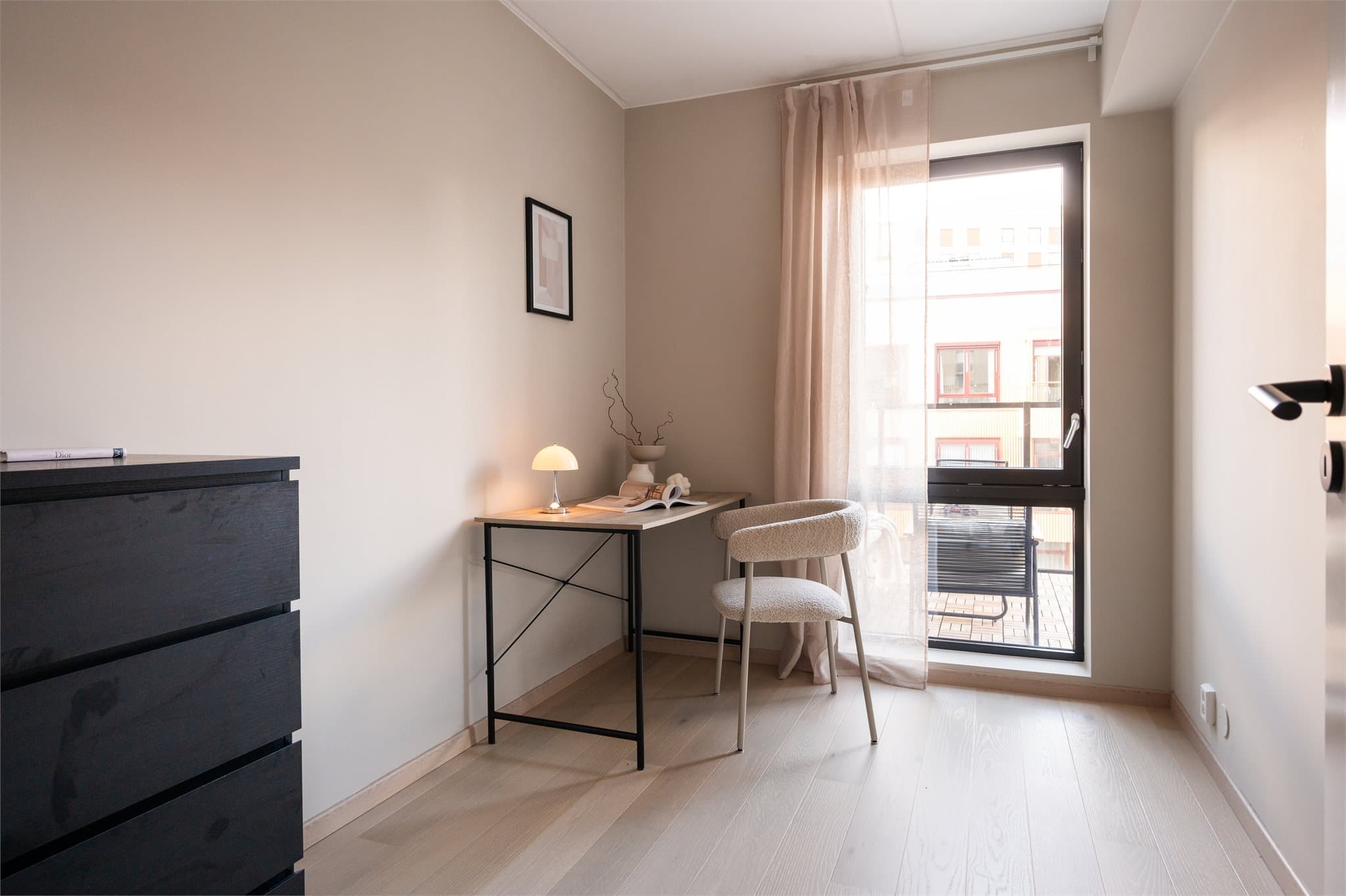 Romslig soverom som kan innredes etter ønske og behov.