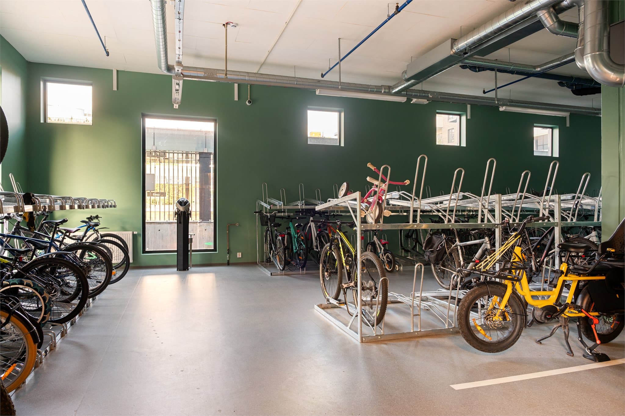 Felles oppbevaring av sykkel og barnevogn.