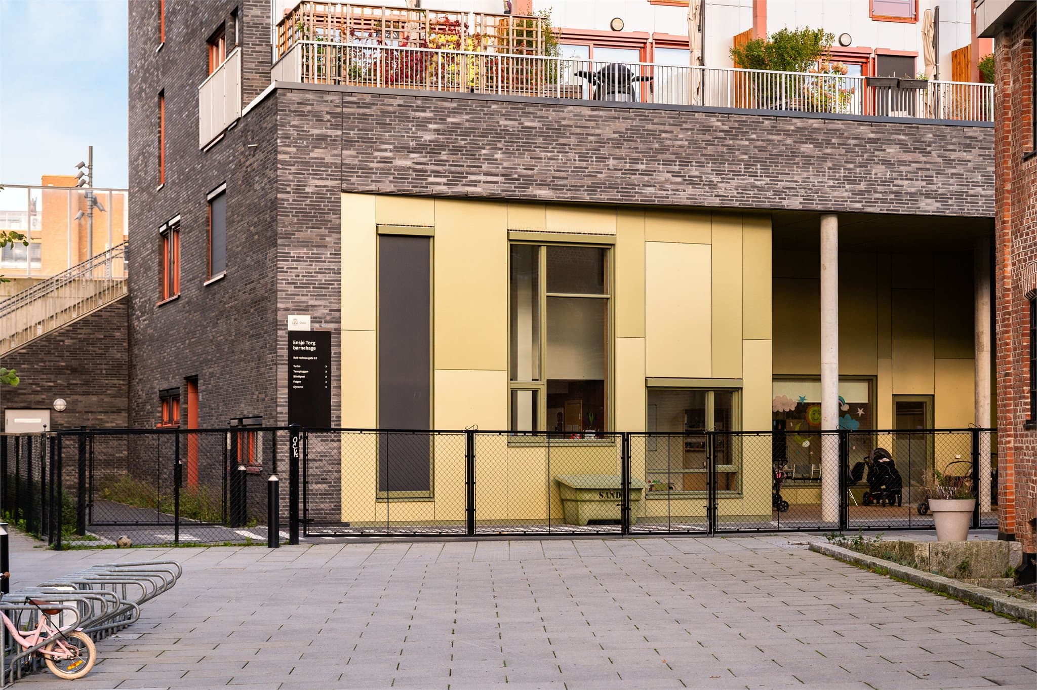 Ensjø Torg Barnehage er rett ved leiligheten.