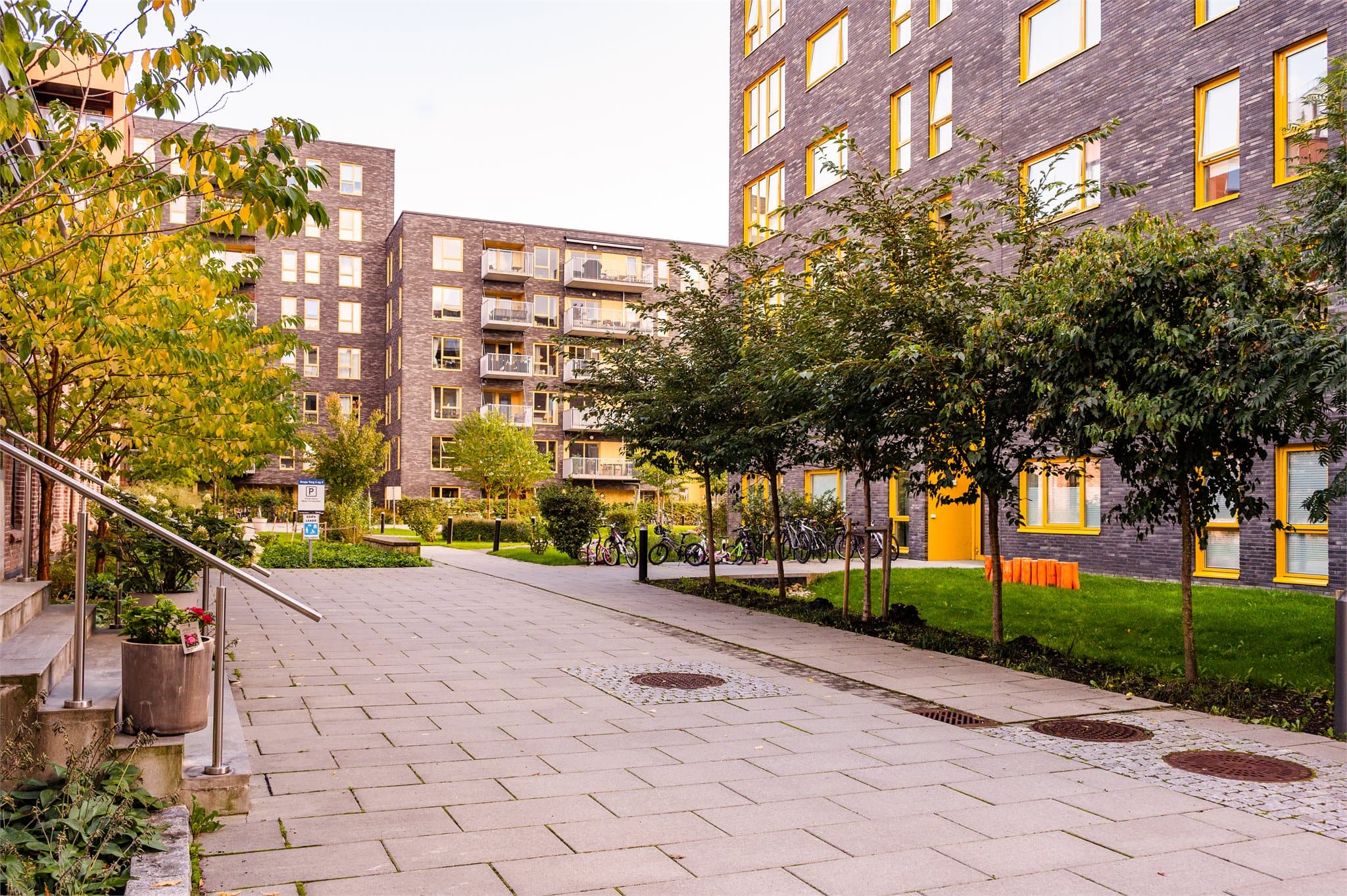 Fra eiendommen er det enkelt å nå Valle Hovin, Tiedemannsparken og andre åpne grøntområder som legger til rette for både lek, sport og avslapping.