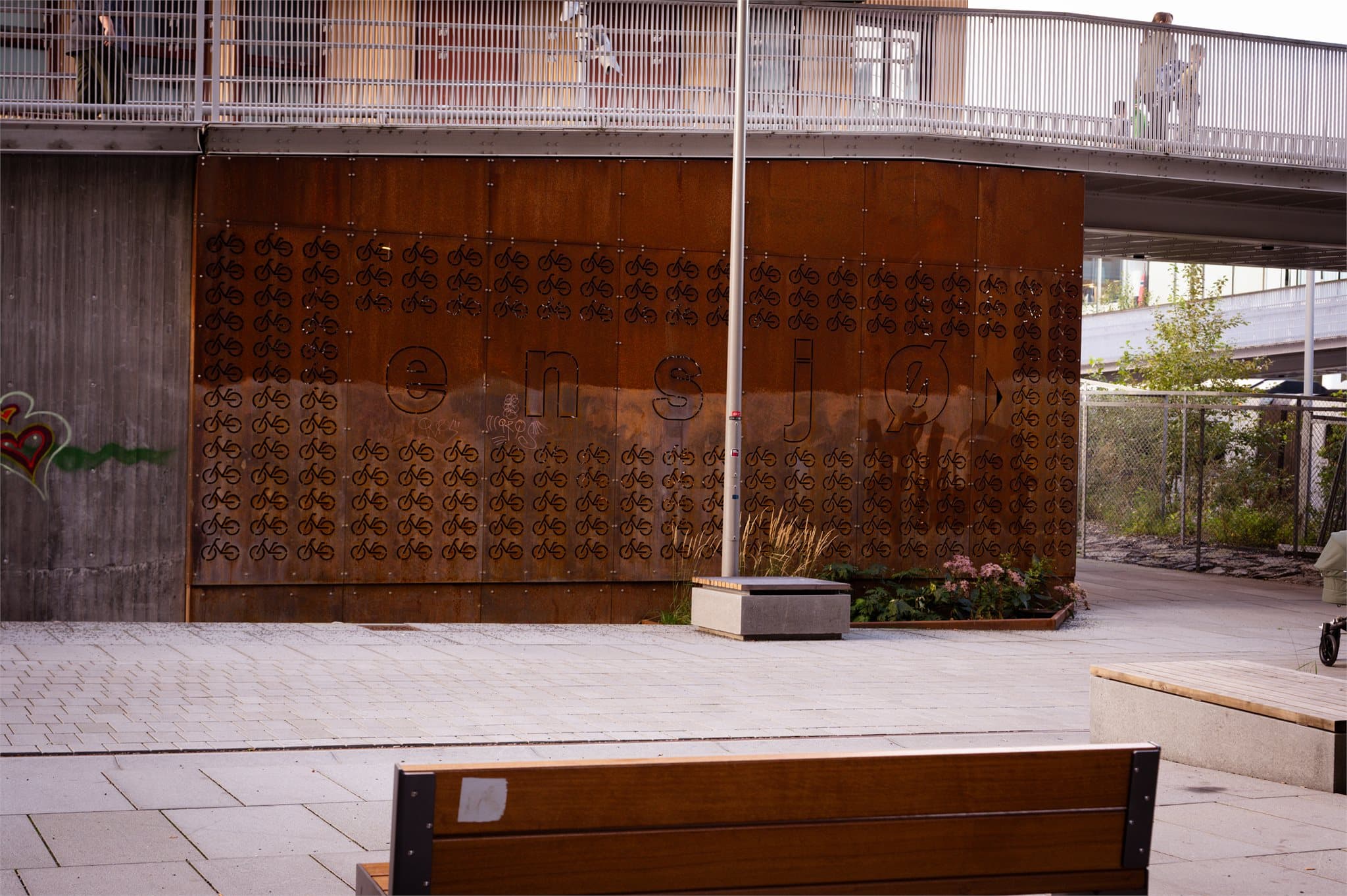 Tur- og sykkelveien som går fra Grefsenkollen til Østmarka passerer like ved, og i tillegg finnes flere grønne friområder som er populære både sommer og vinter.