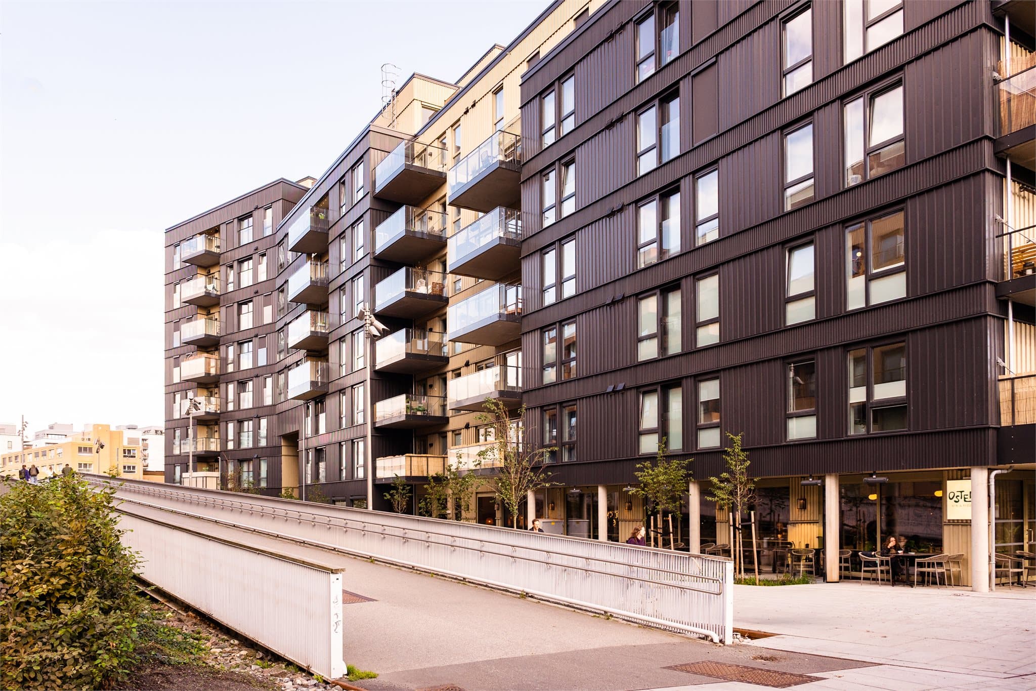 Ensjø T- bane med linjene 1, 2, 3 og 4 (to T-banestopp til sentrum) ligger i umiddelbar nærhet. Tøyen T-bane med linjene 1 til 5 ligger også i nærheten.