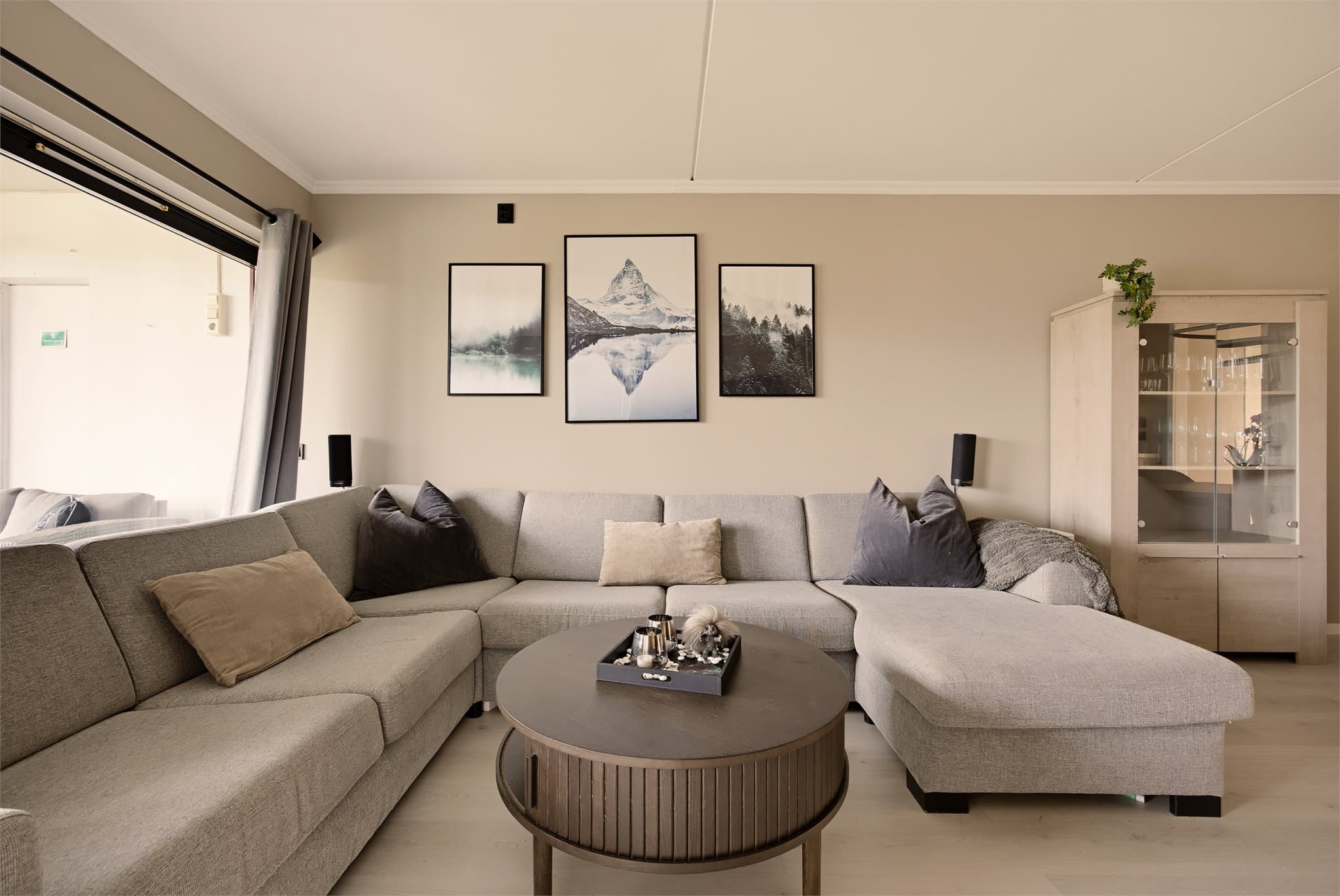Gulvet i sonen er belagt med en lys laminat og veggene malt i en behagelig beige tone.