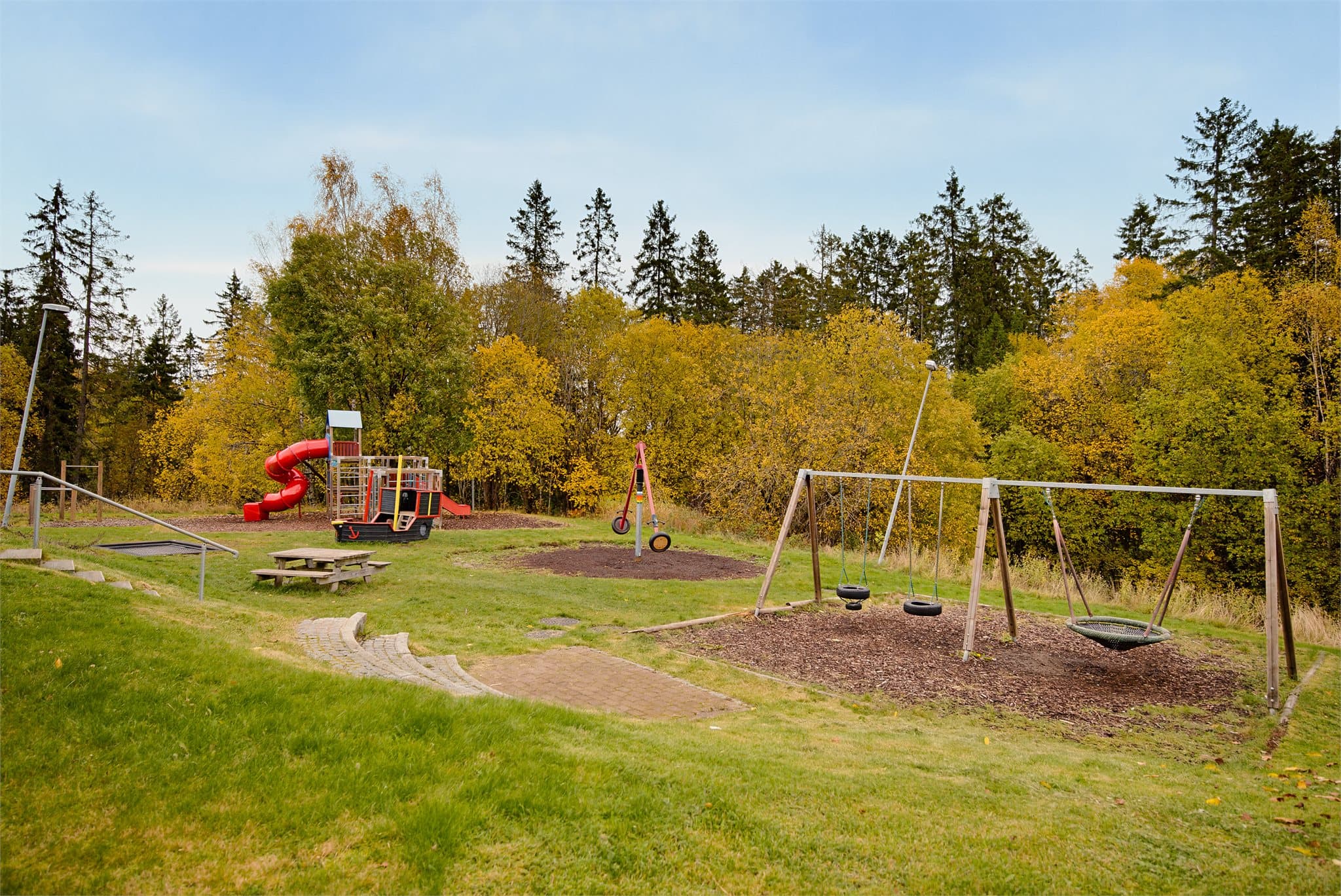 Fellesarealene er opparbeidet med grøntområder, beplantning, gangveier samt «Parken» med sittebenker og lekeplasser.