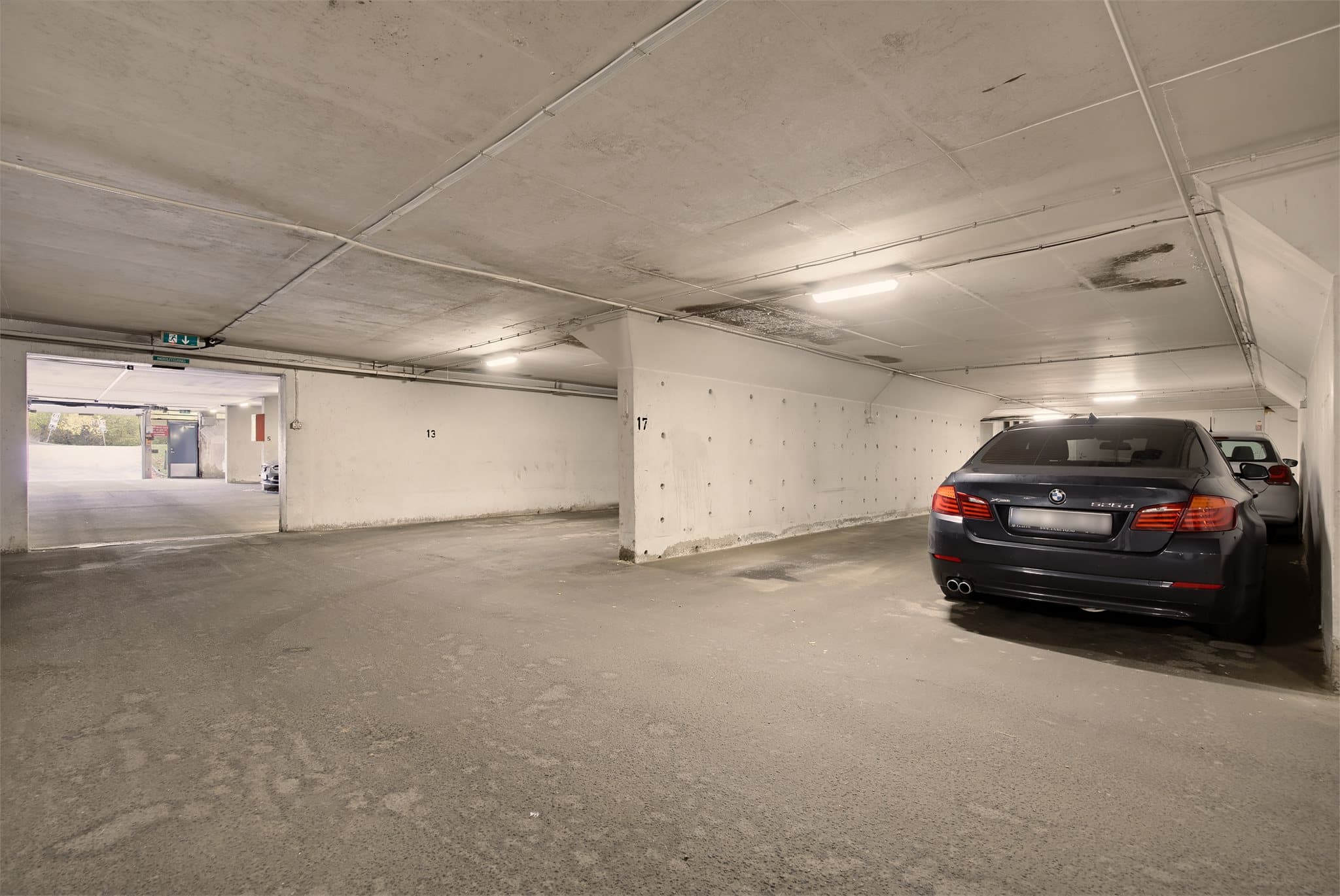 Leiligheten disponerer en garasjeplass i fellesgarasje. Plassen ligger praktisk til - ikke lamgt fra innkjøringen. Det er muligheter for å etablere ladeboks på plassen.