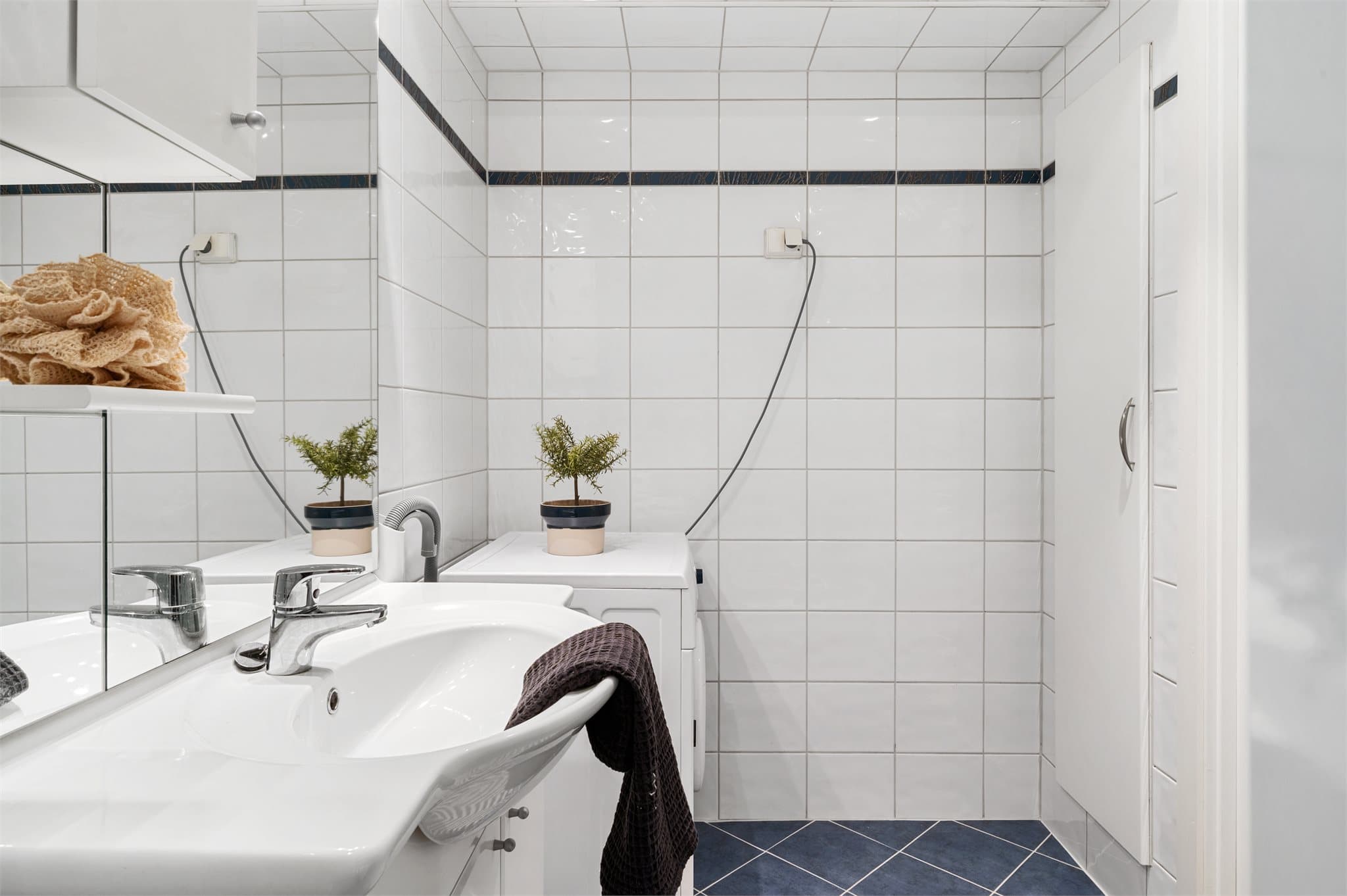 - Praktisk med oppbevaringsmuligheter i innebygget skap-