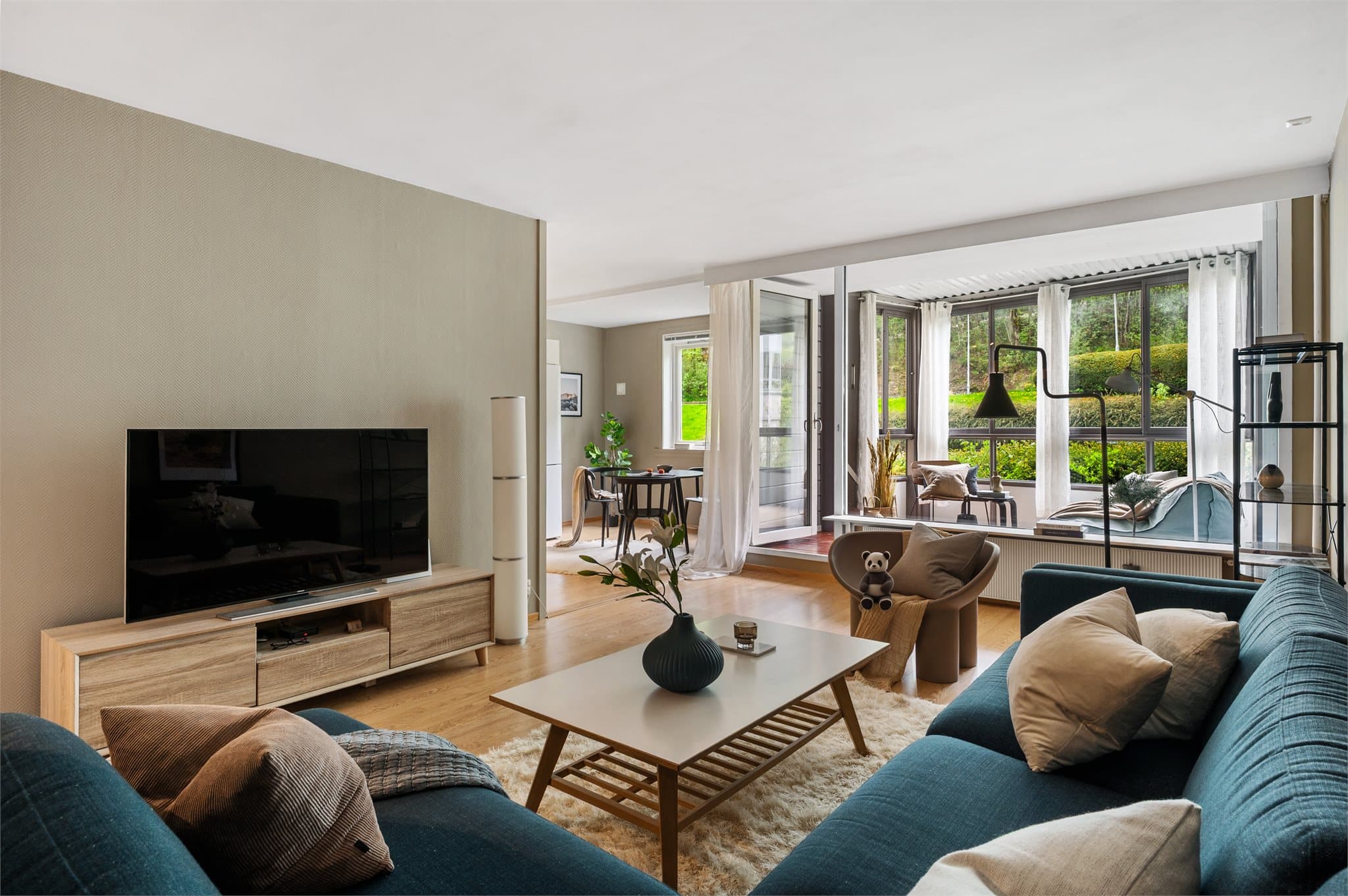 - Leiligheten har et totalt BRA-i på 62m² og inneholder entré/gang, soverom, toalettrom, bad, stue og kjøkken -