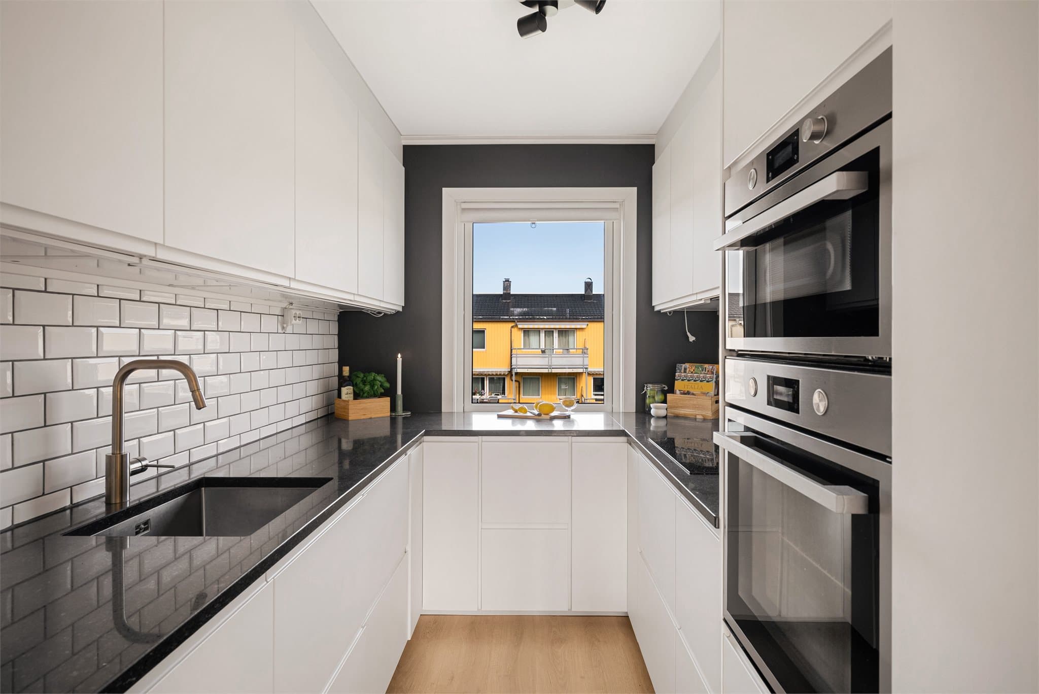 IKEA kjøkkeninnredning fra 2019 med integrerte hvitevarer.