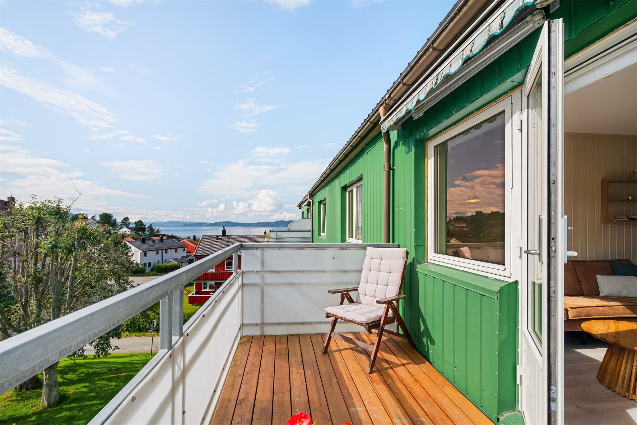 Sør/vestvendt balkong med gode sol- og utsiktsforhold.