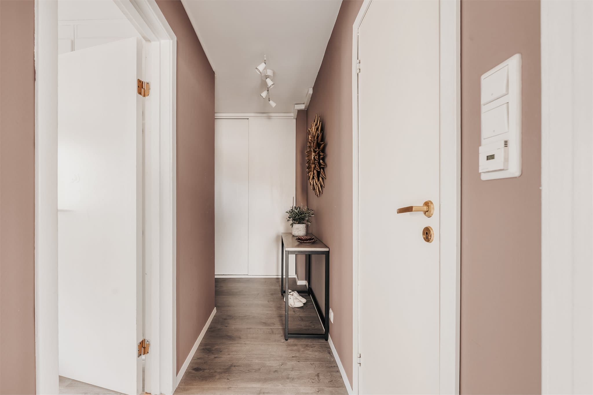 Velkommen inn! Her kan du sette fra deg sko og henge fra det yttertøyet i garderobeskap.