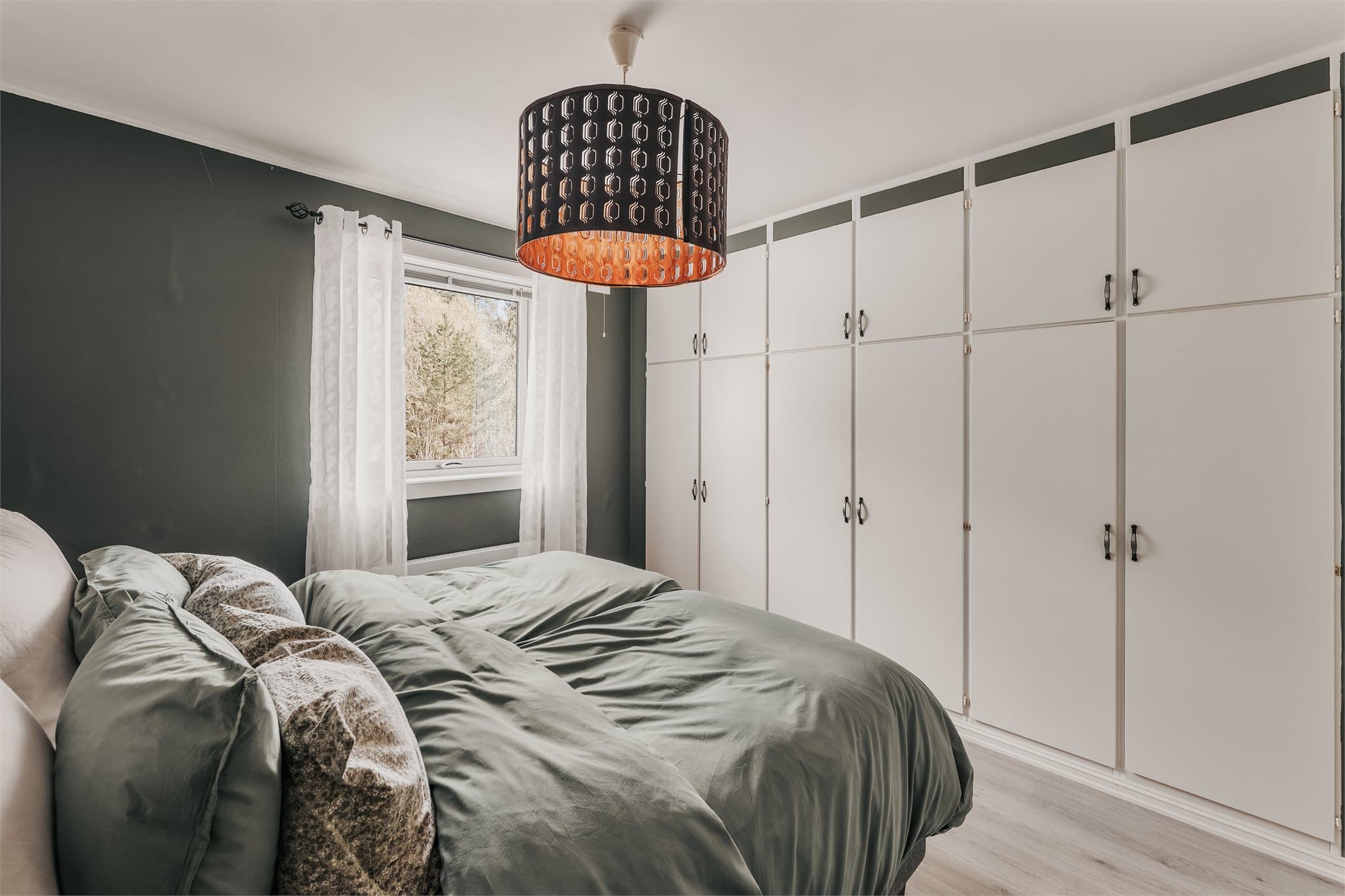 Rommene har god plass til både seng og nattbord. Hovedsoverommet har godt med lagringsplass i plassbygde garderobeskap langs den ene veggen.