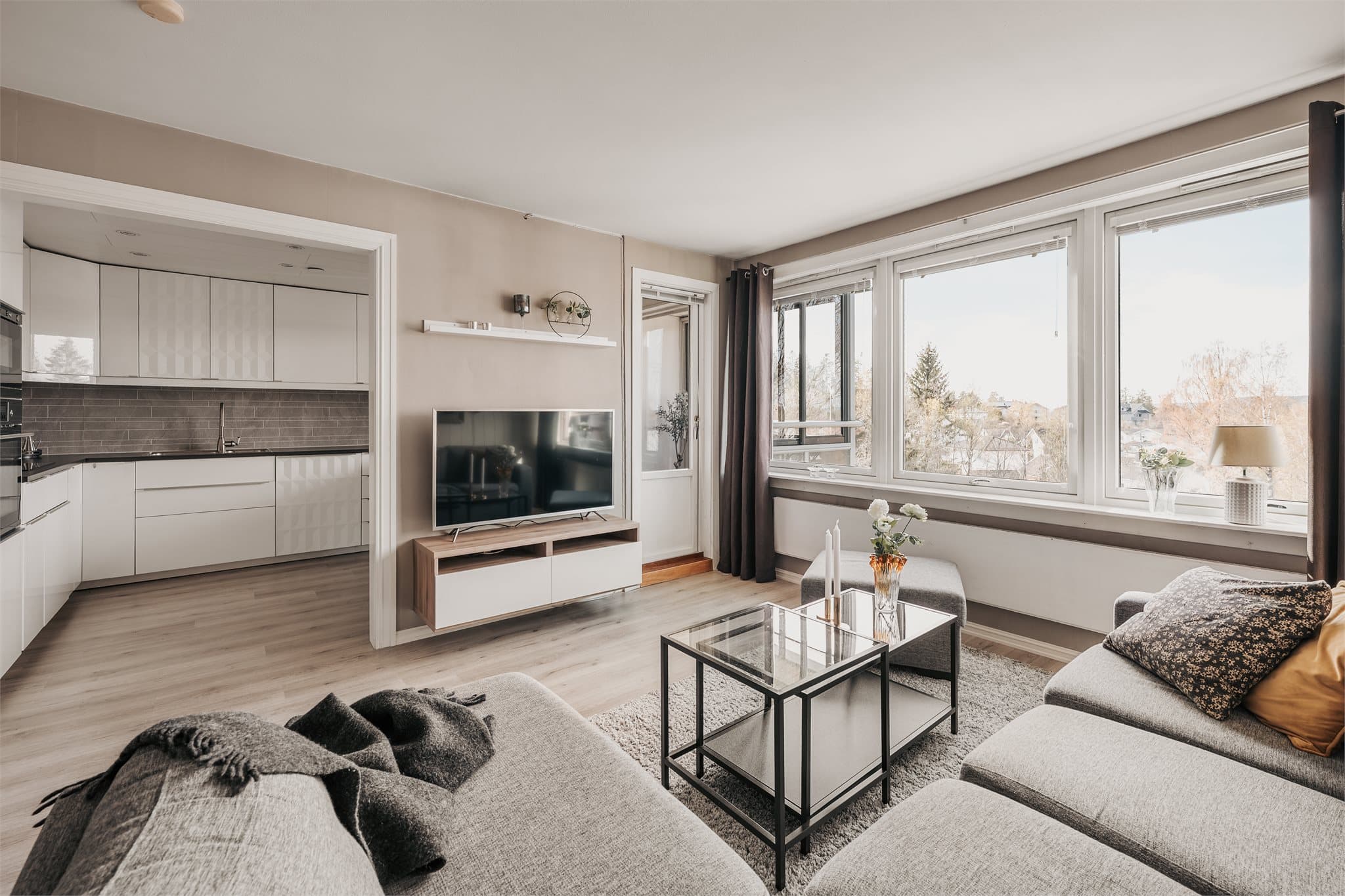 Leiligheten ligger i 4.etg, og har en god planløsning. I stuen er det naturlige soner for både sofa- og spisegruppe.