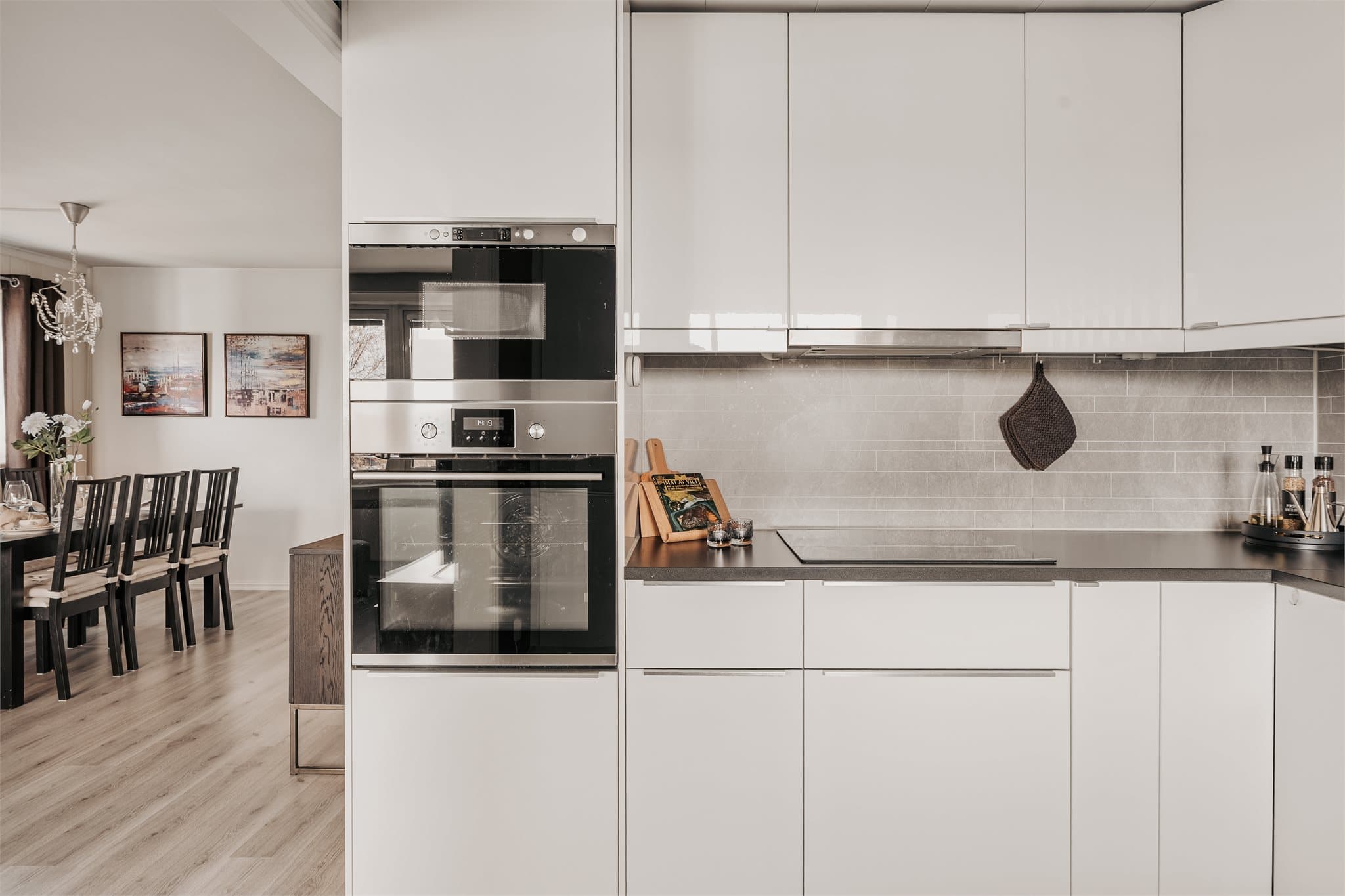 Kjøkkenet har en IKEA-innredning fra 2015 og er utformet som en delvis åpen løsning mot oppholdsrommet.
