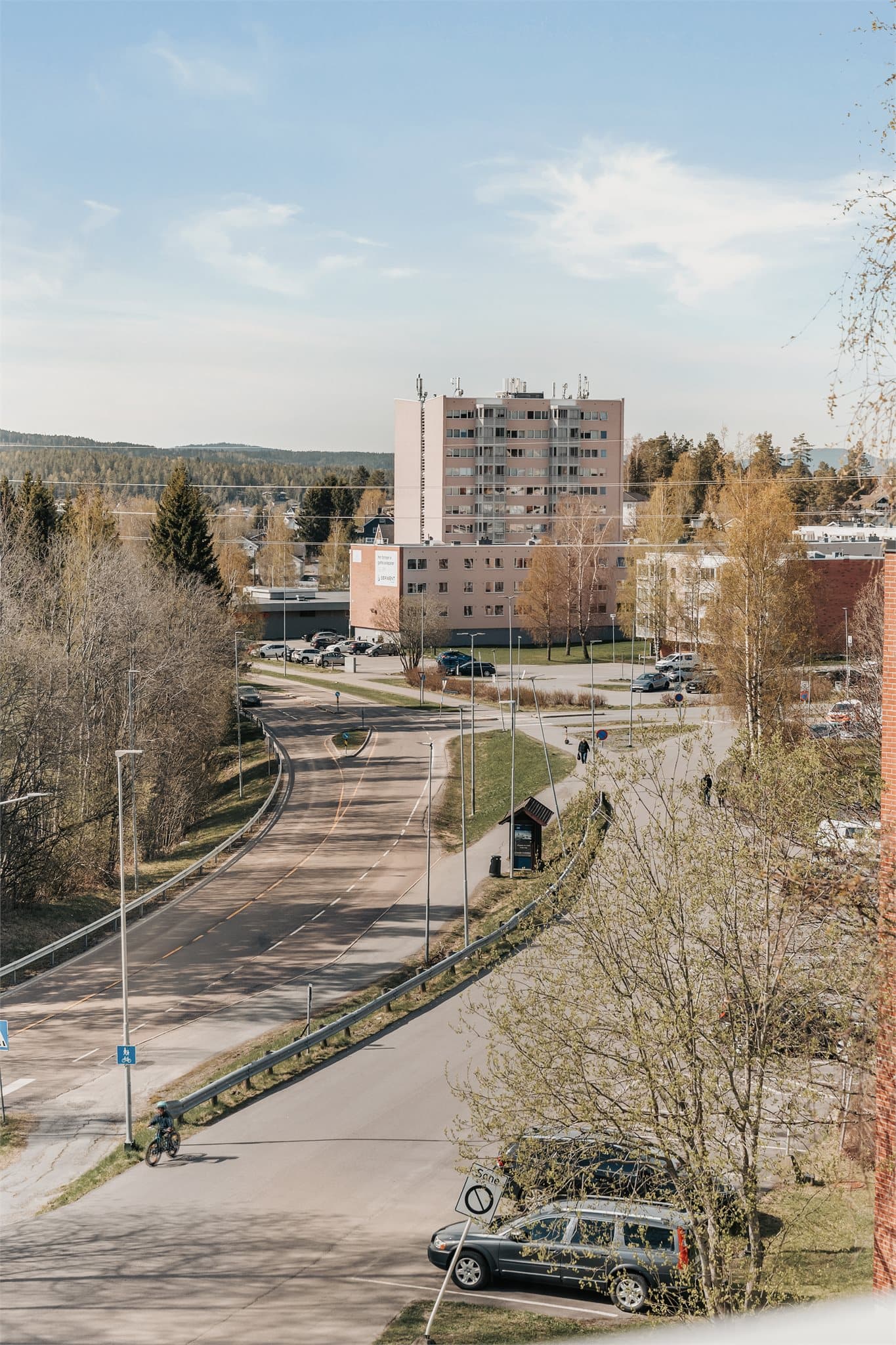 Utsyn fra balkongen. Fra leiligheten er det gangavstand til barneskole, ungdomsskole, barnehager, bussholdeplass, matvarebutikk og flotte turområder i marka.