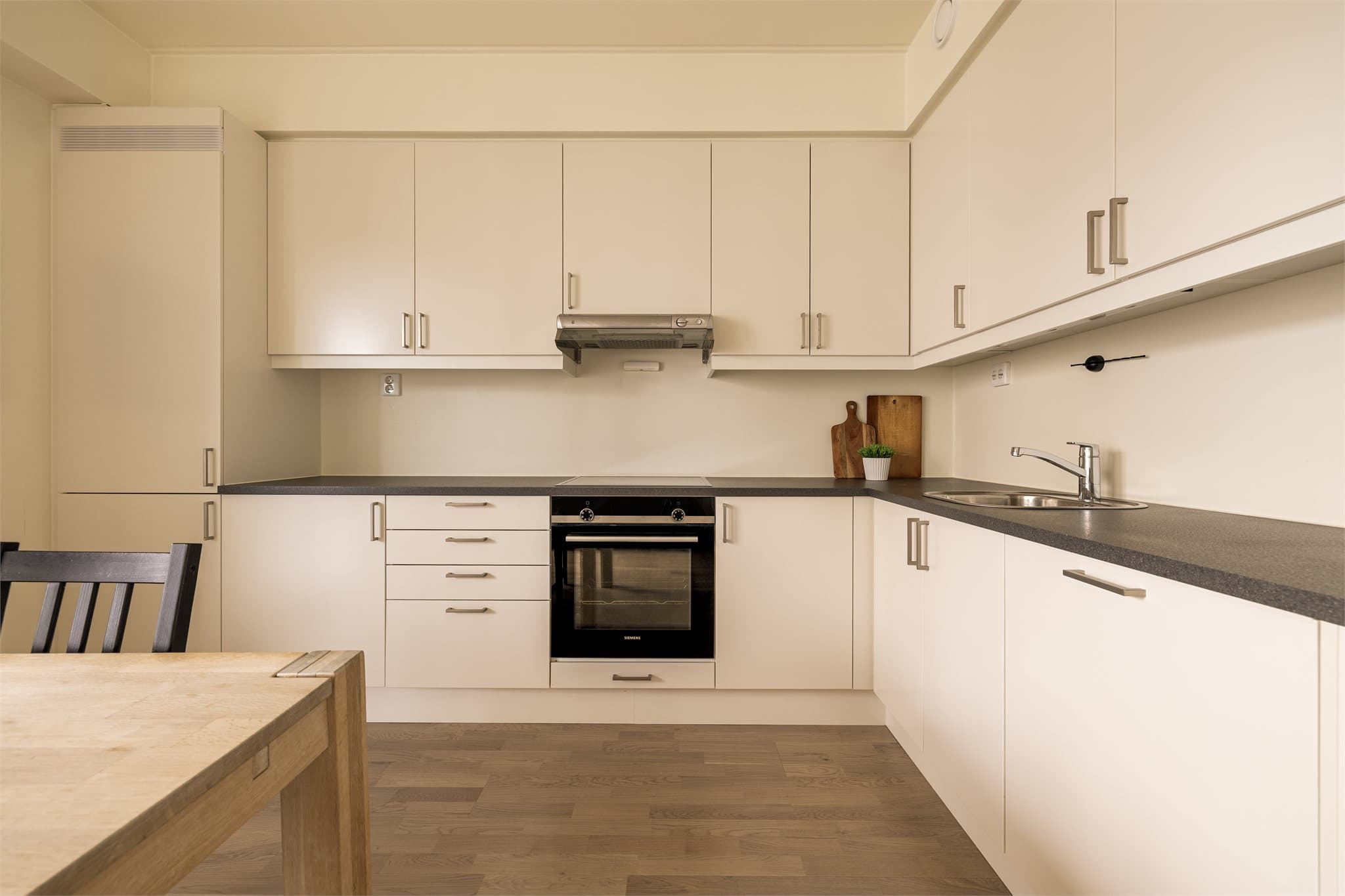 Kjøkken med integrerte hvitevarer og gode arbeidsflater.