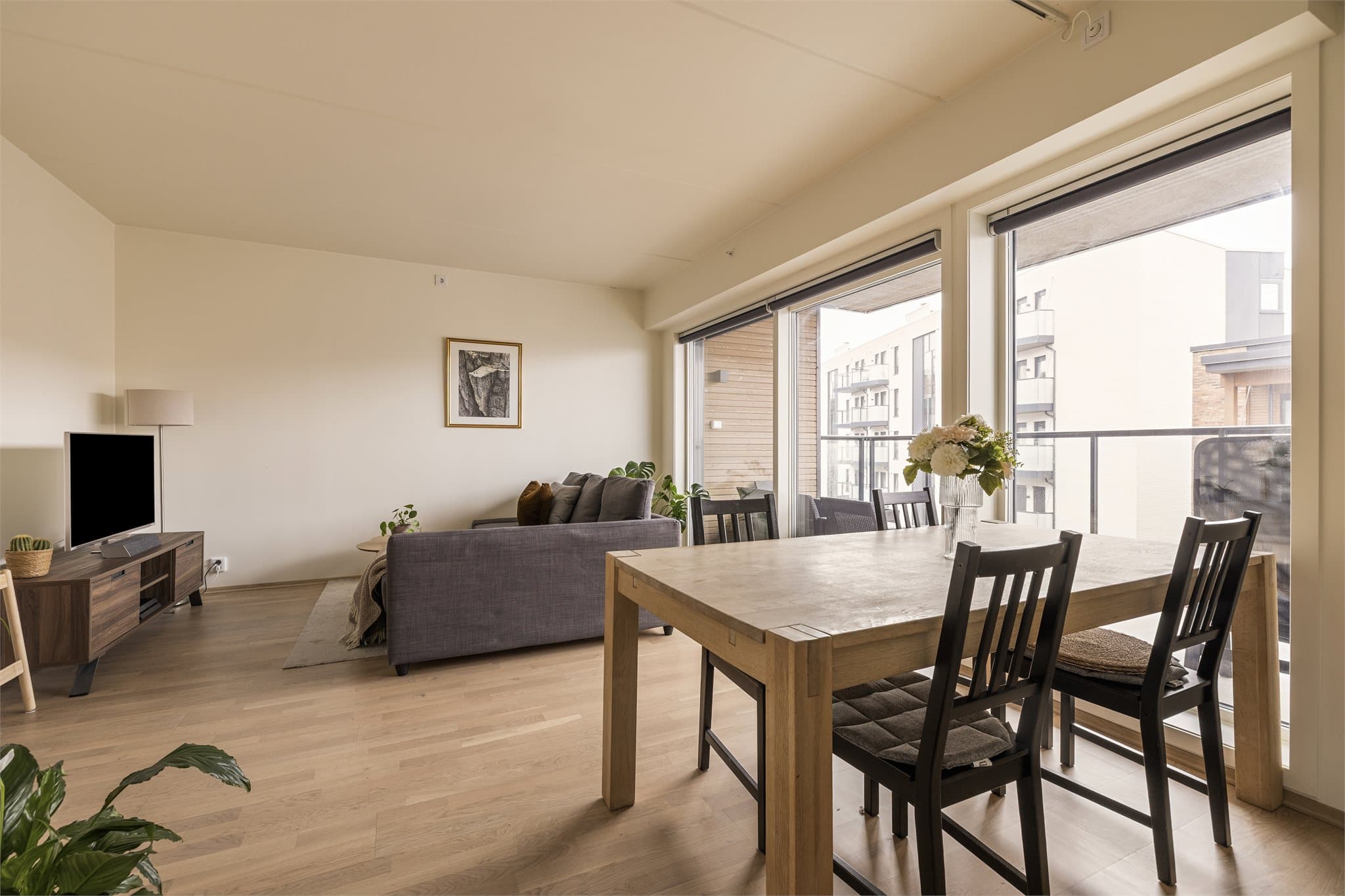 Store vindusflater slipper mye naturlig lys inn i leiligheten.