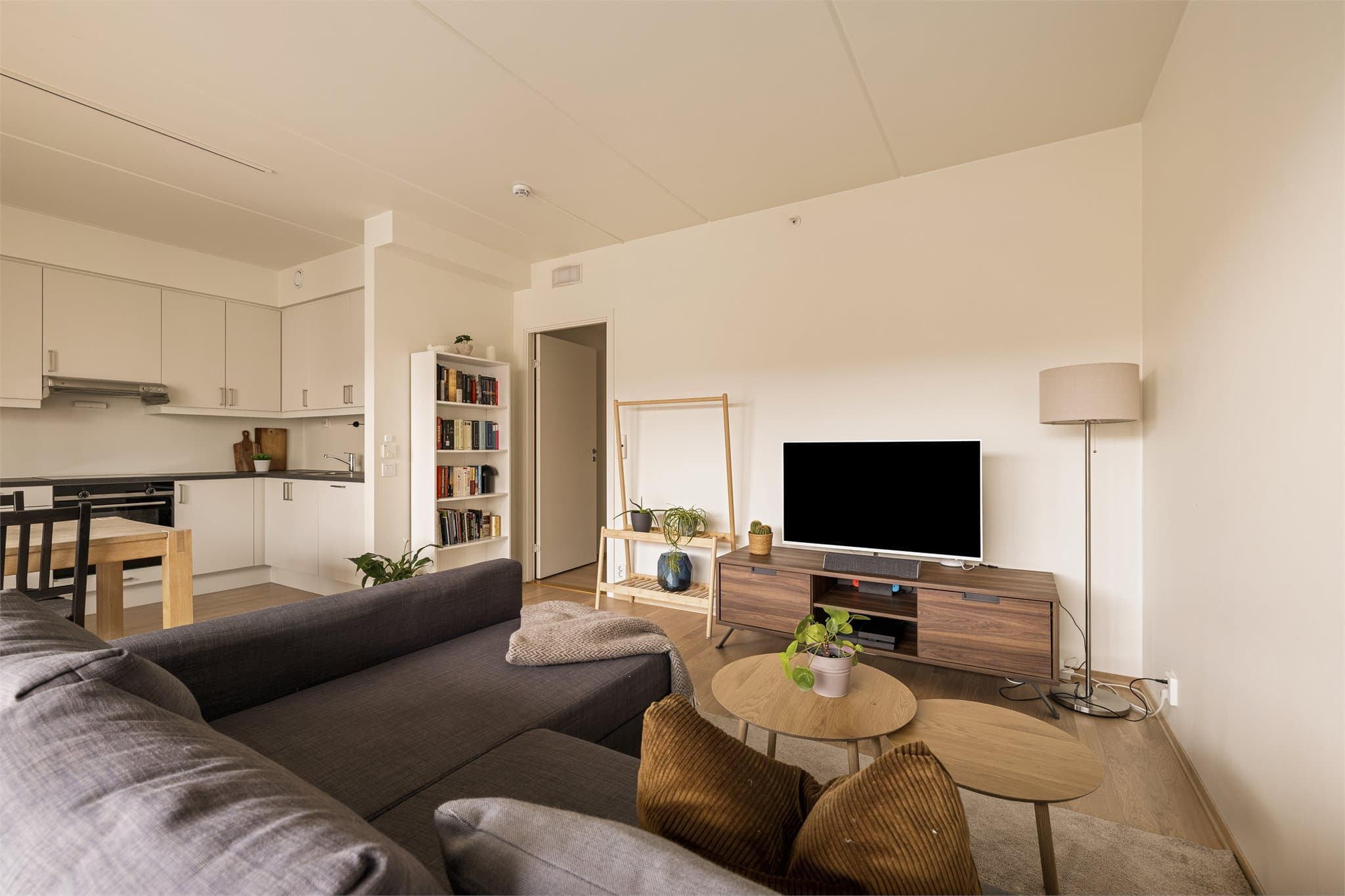 Romslig stue med god plass til sofagruppe.