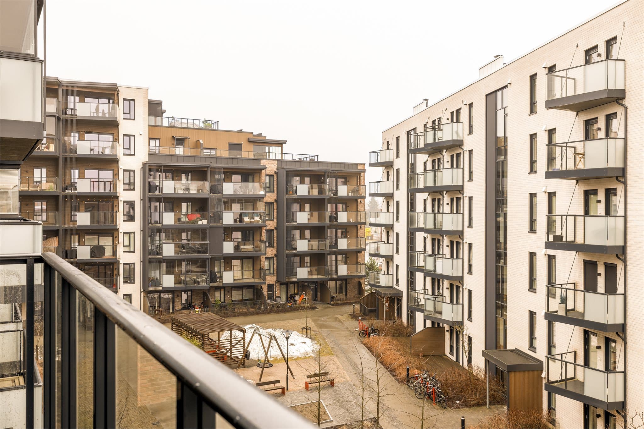 Utsikt mot moderne og pent opparbeidet gårdsrom.