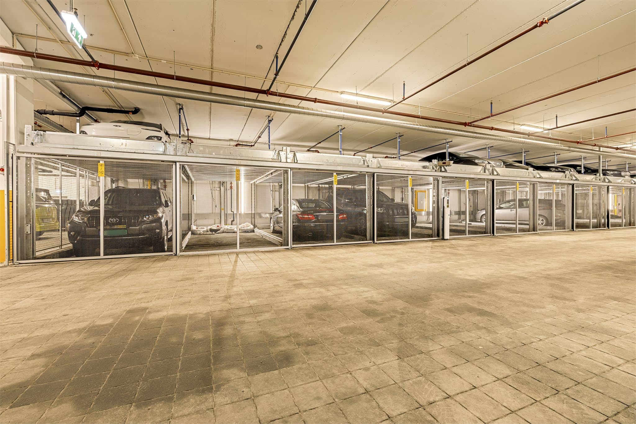 En parkeringsplass i systemheim medfølger leiligheten.