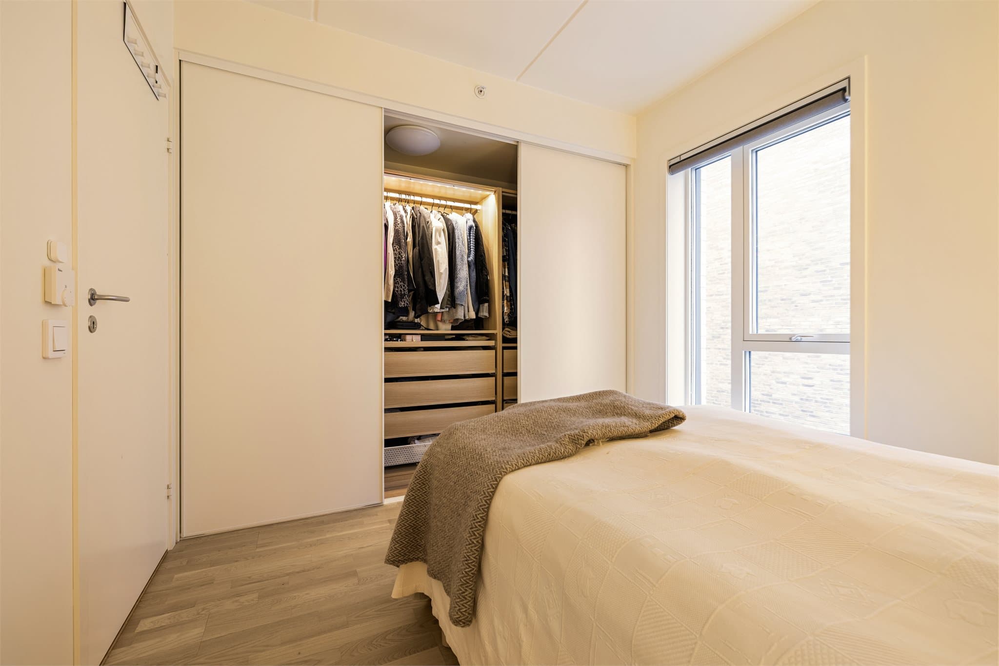 Godt med skapplass på soverommet.