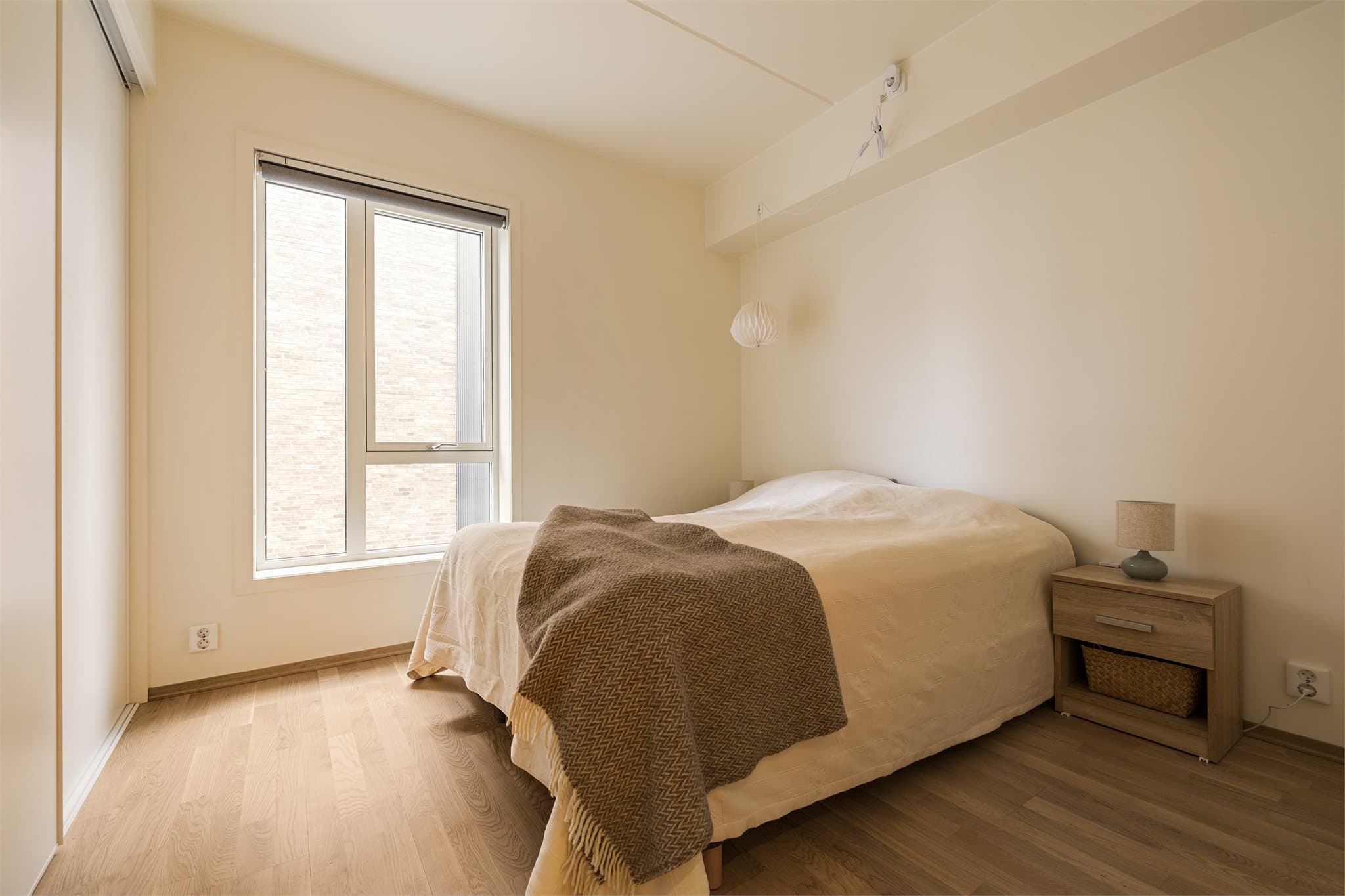 Lyst soverom med plass til dobbeltseng.