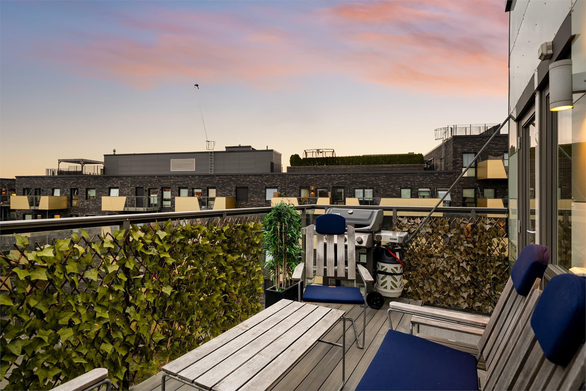 Fra stuen er det utgang til en usjenert, sydvendt balkong på 11 m².