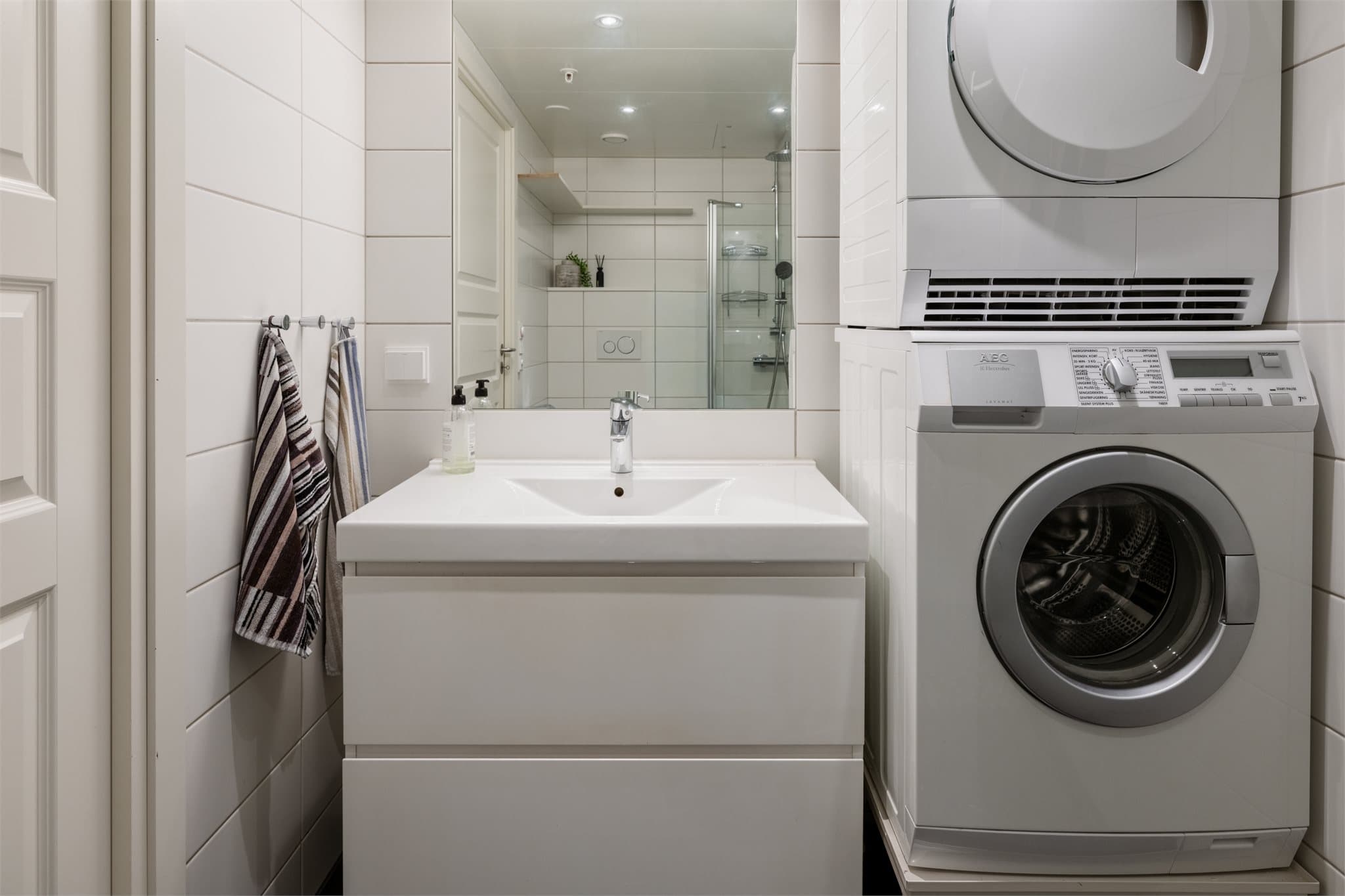 Også dette badet har elektriske varmekabler i gulvet og innredning med servant.