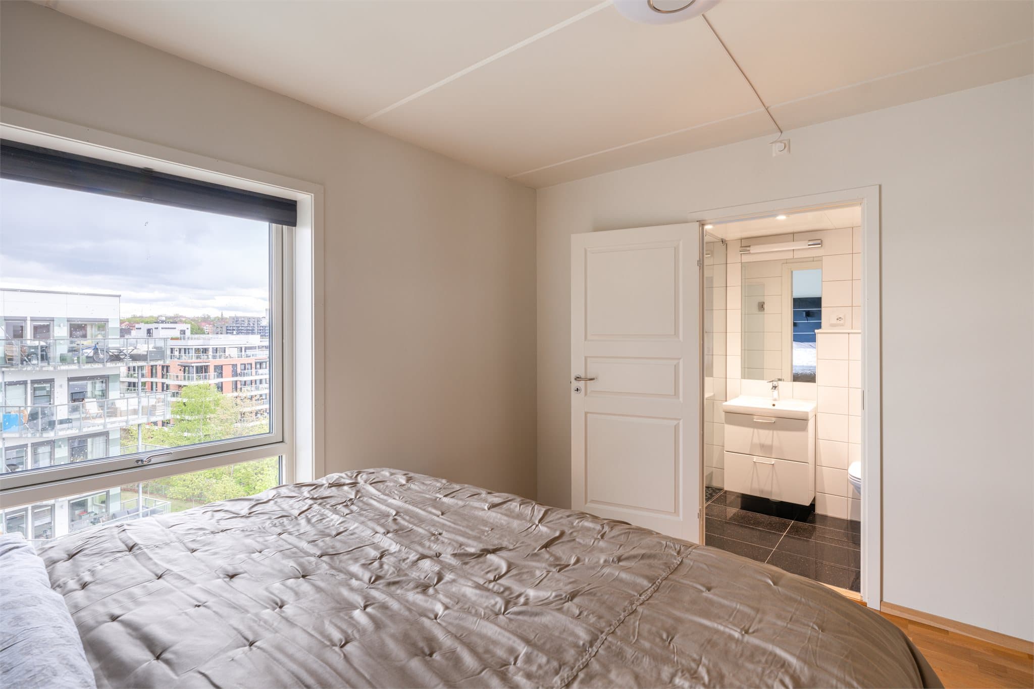Hovedsoverommet har bad en-suite for litt ekstra luksus.